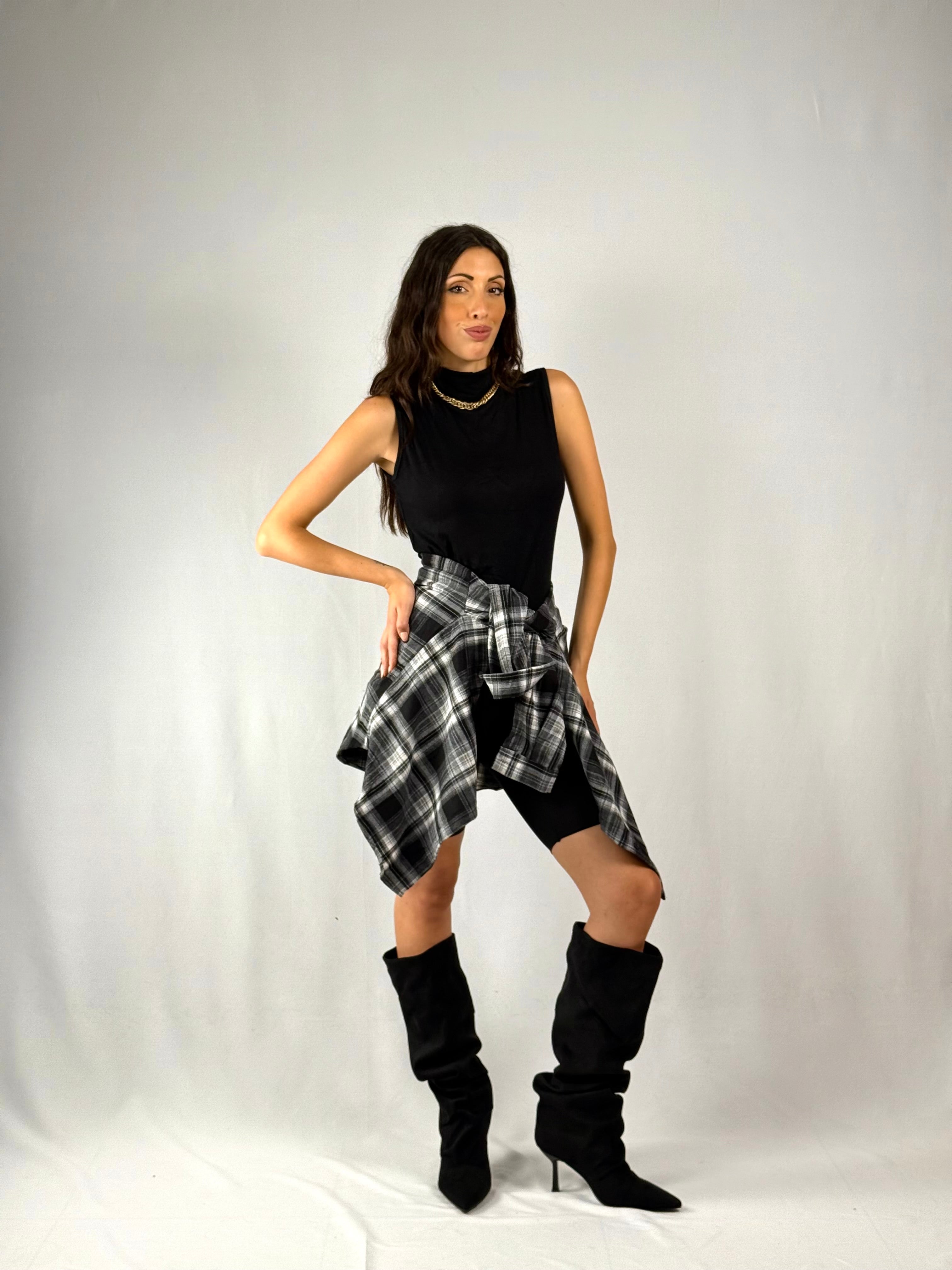 T-shirt nera smanicata