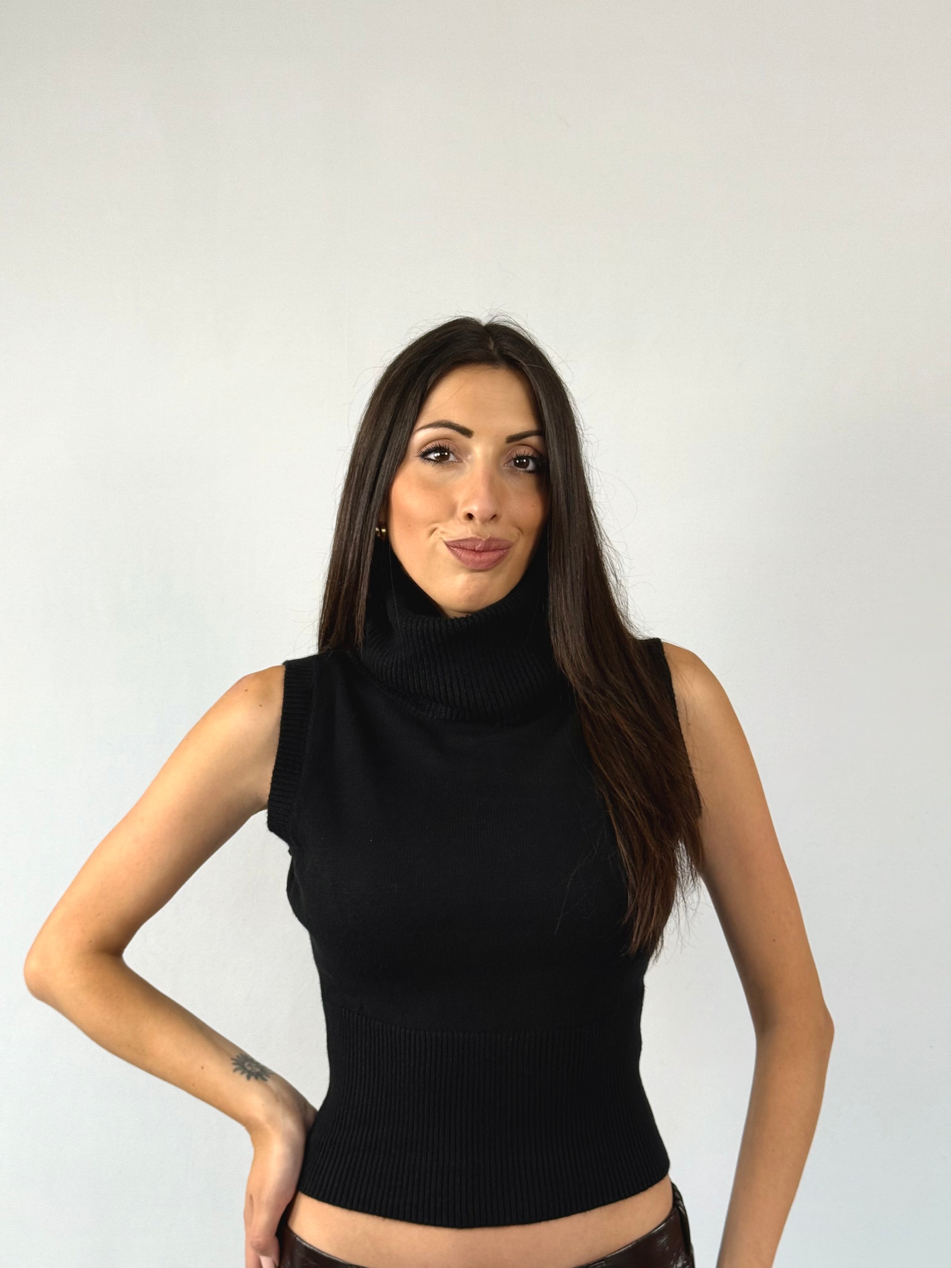 Maglia smanicata collo alto