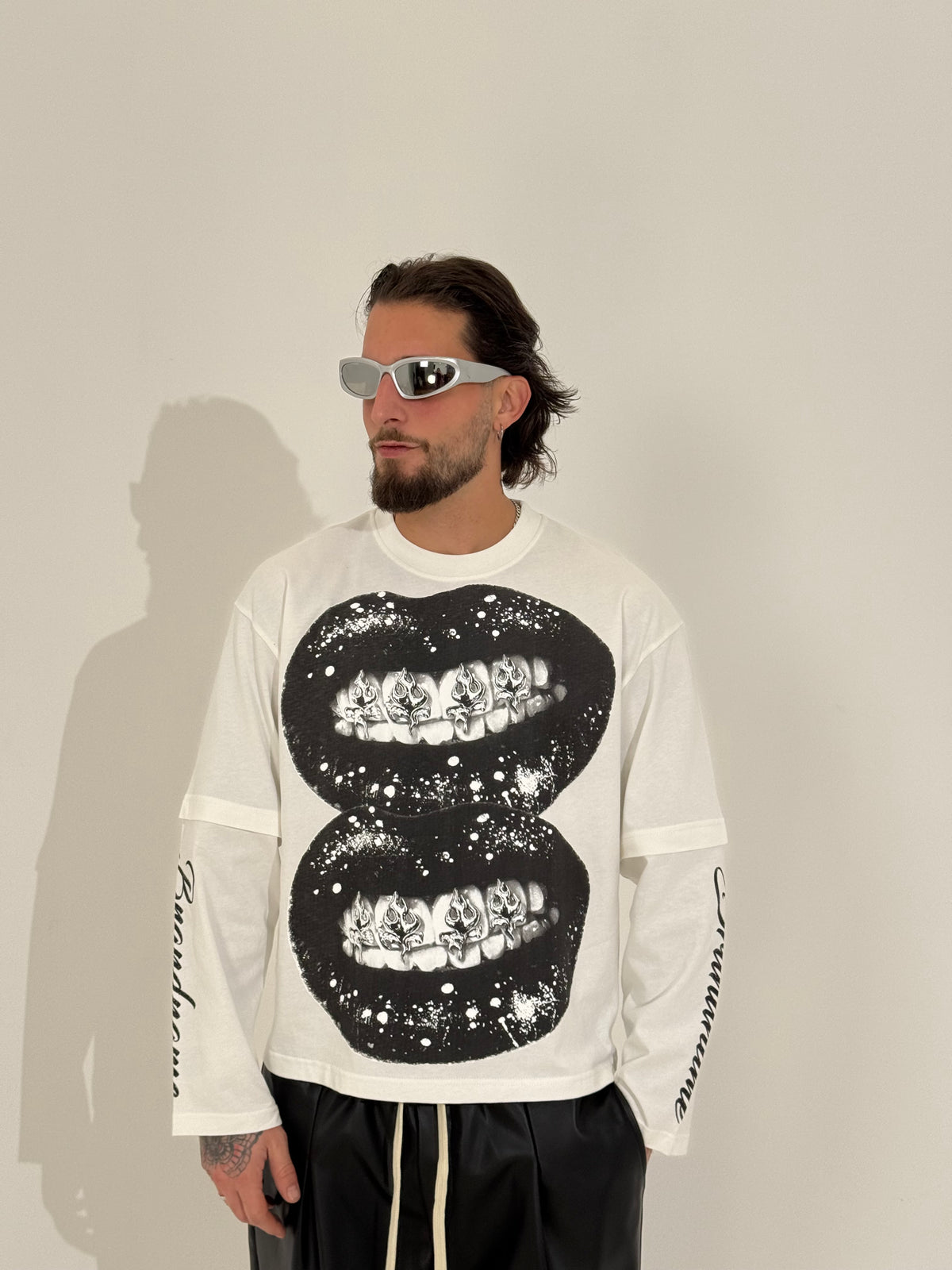 Long sleeve “lips”