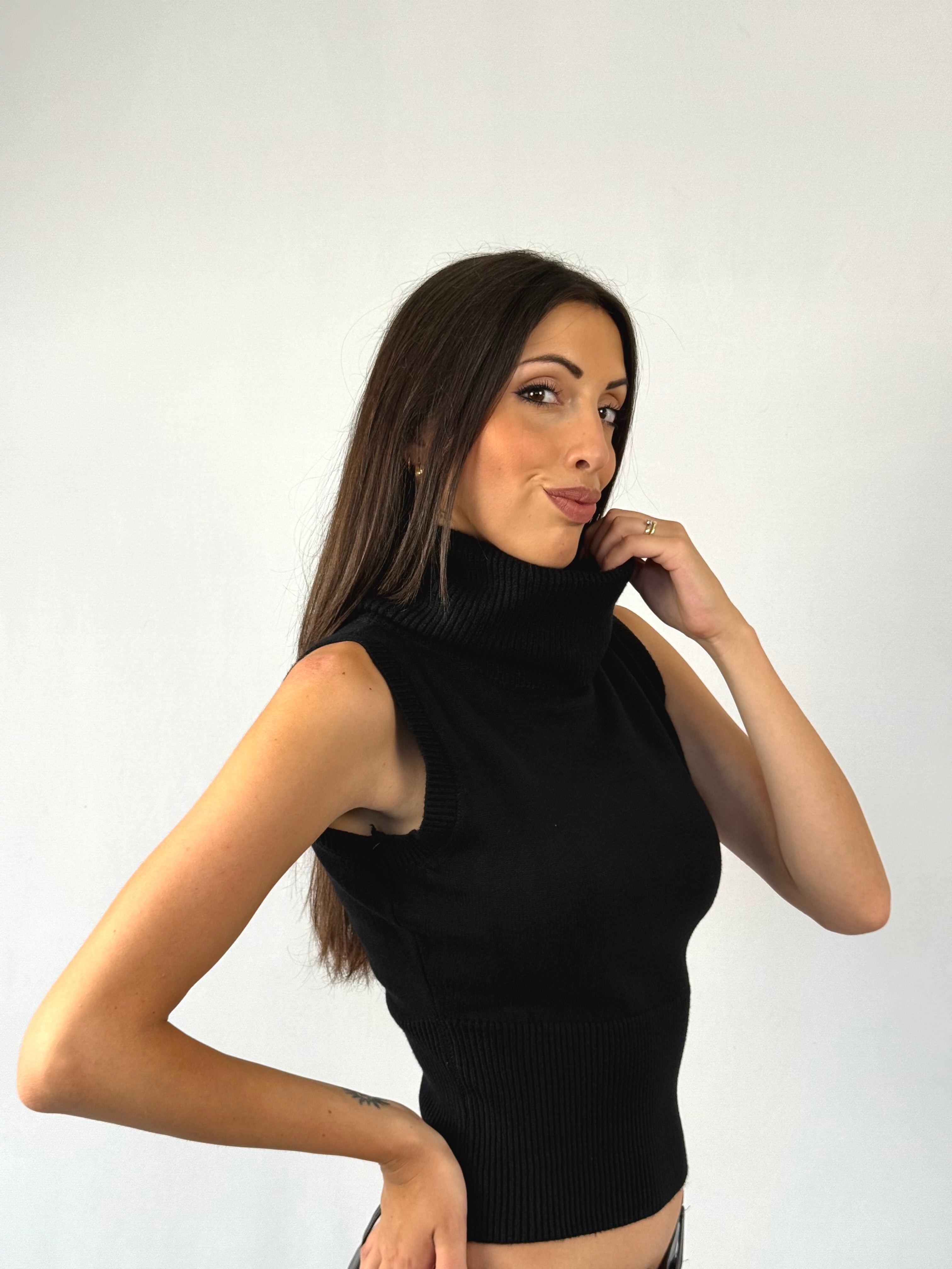 Maglia smanicata collo alto