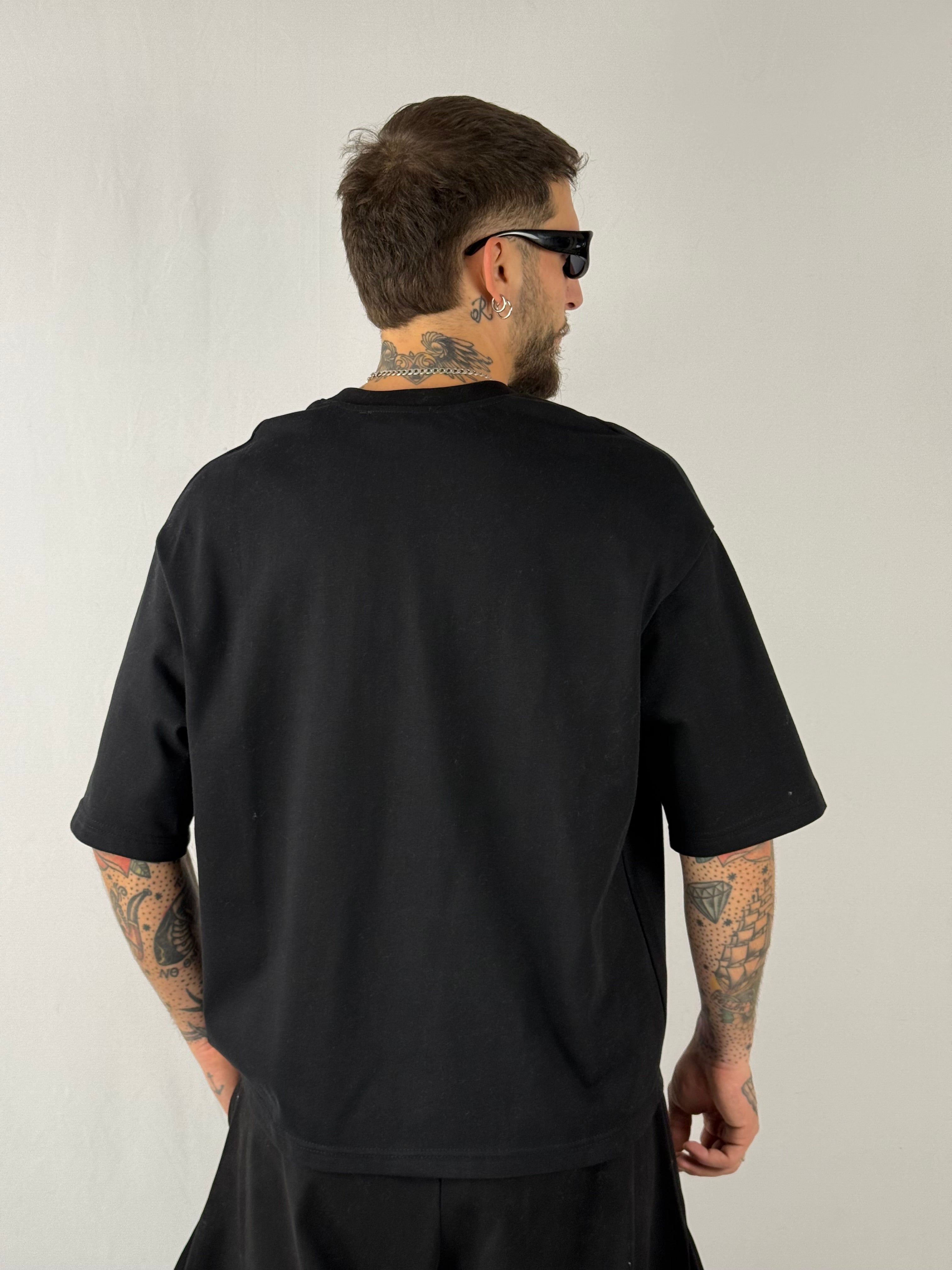 T-shirt crop cuore sacro nera