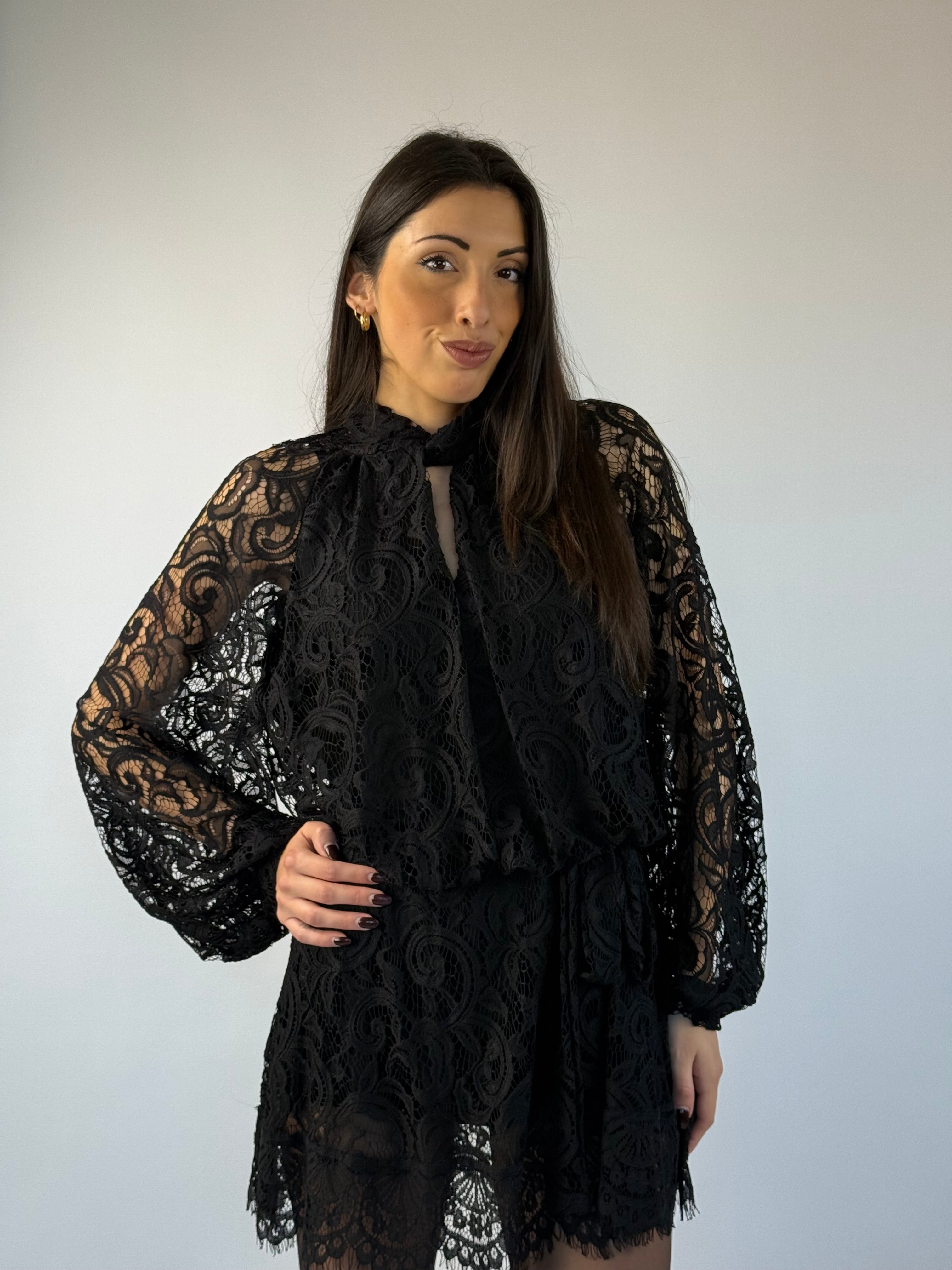Abito in pizzo nero
