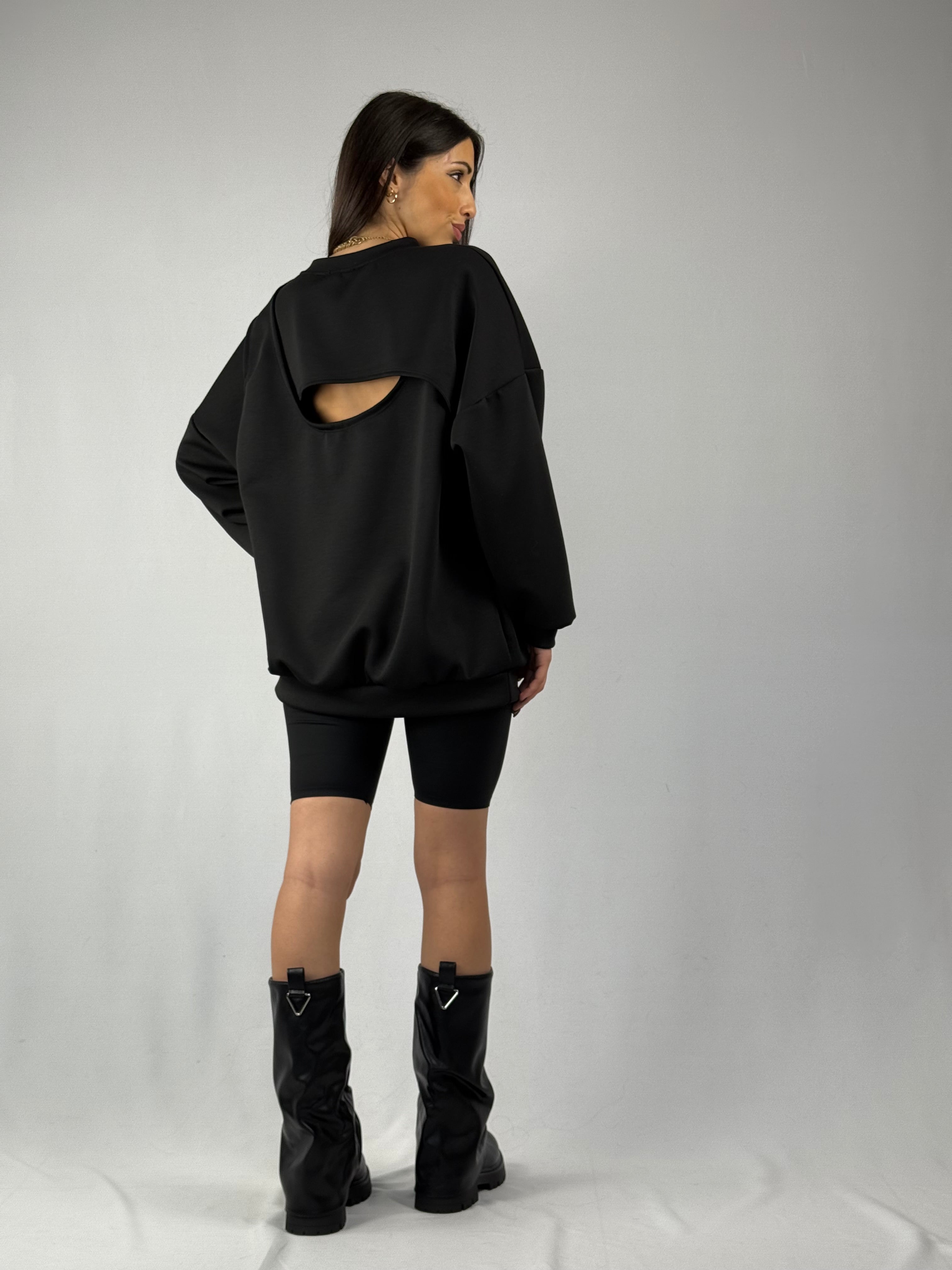 Felpa over nera con dettaglio sul retro