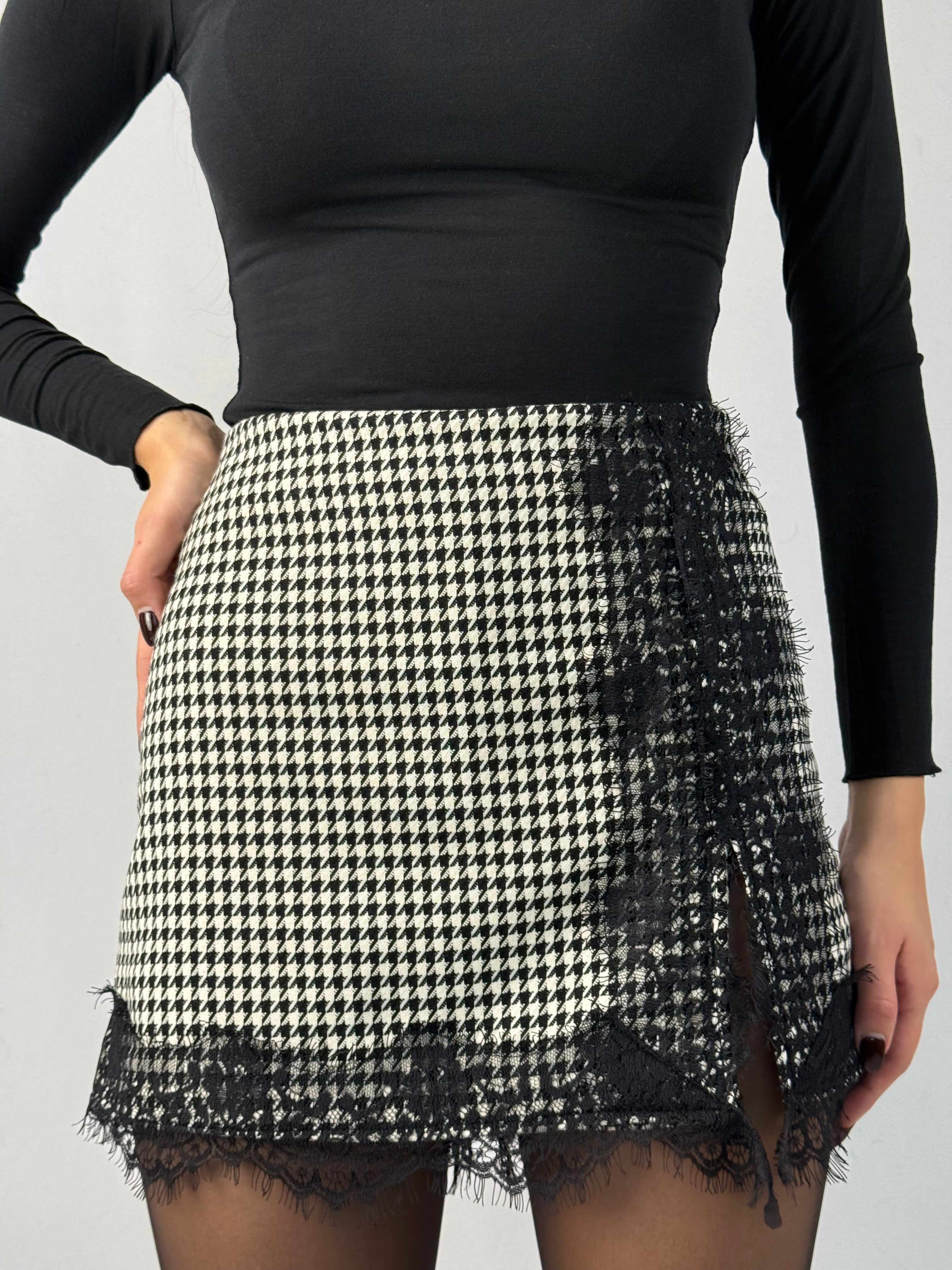 Minigonna-pantaloncino bianca e nera