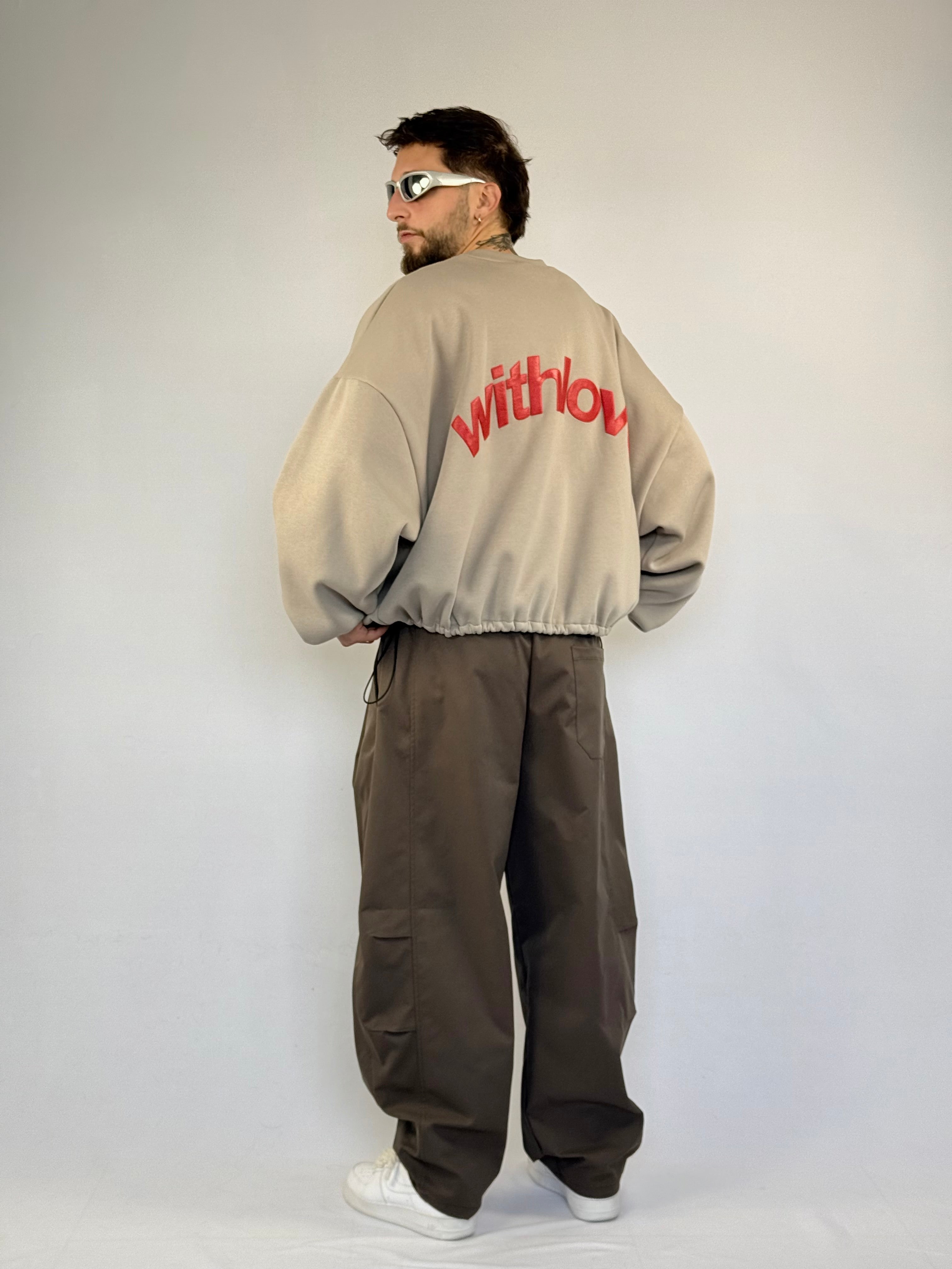 Felpa cropped “with love” beige