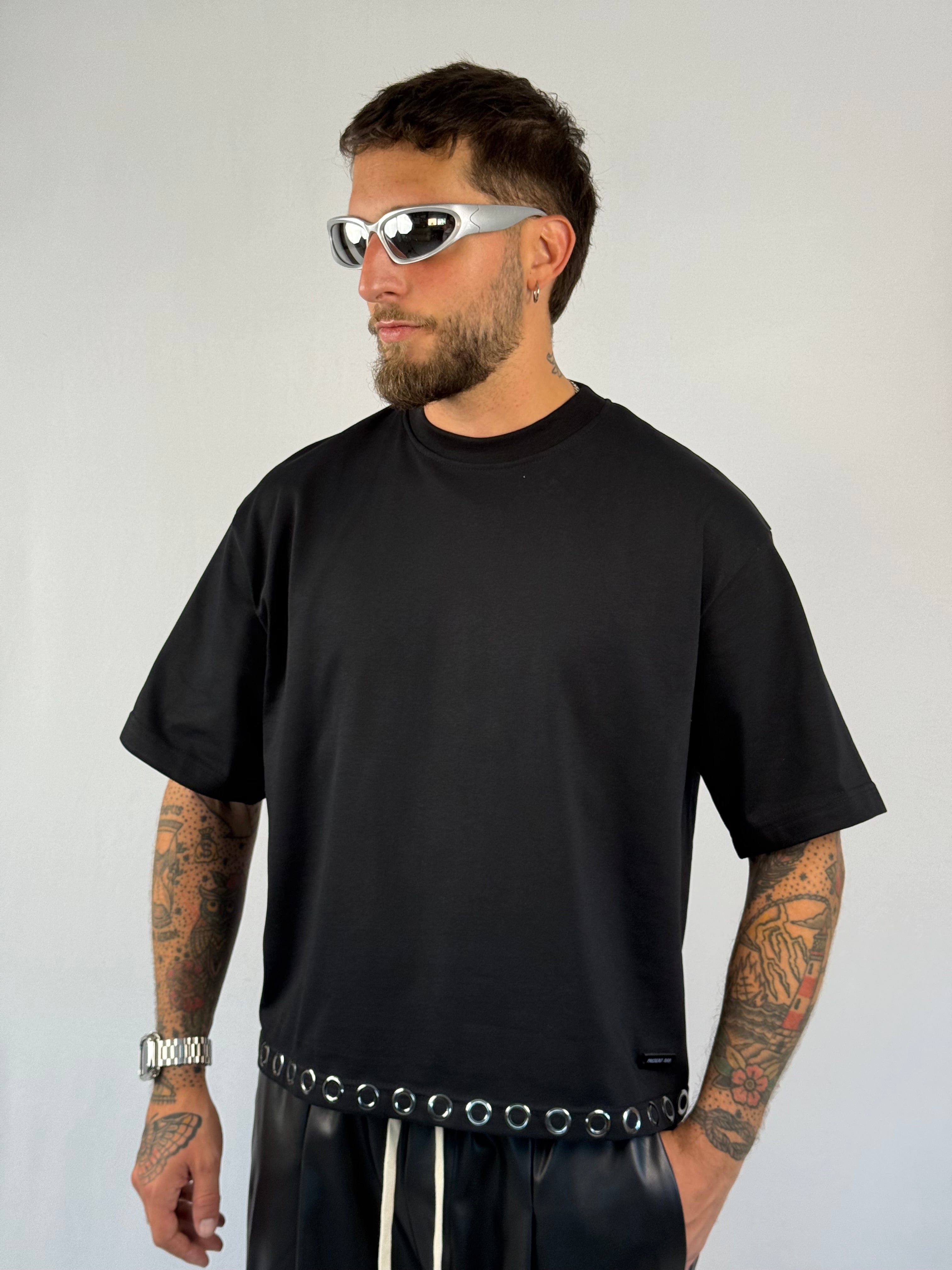 T-shirt crop borchie nera