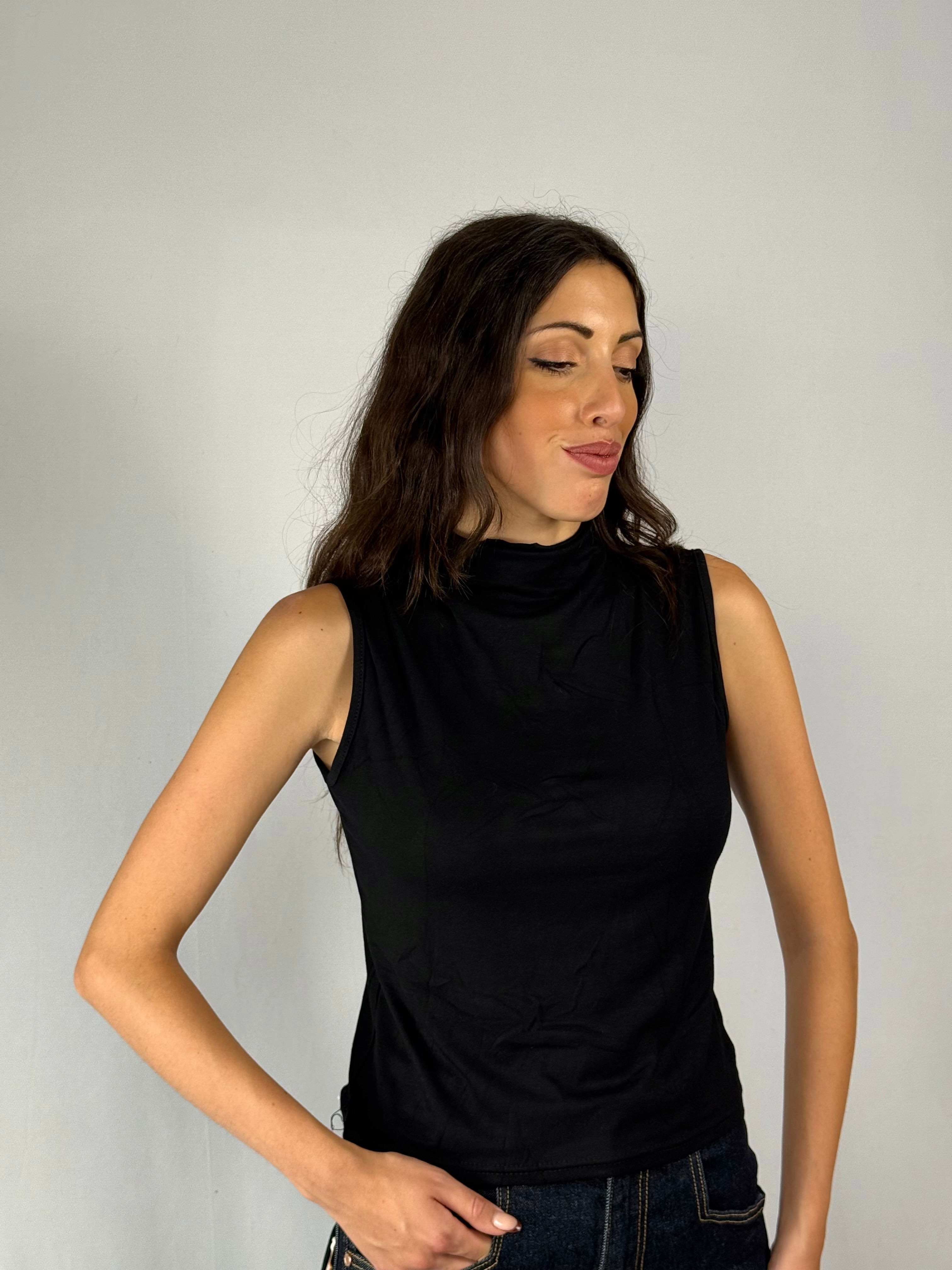 T-shirt nera smanicata