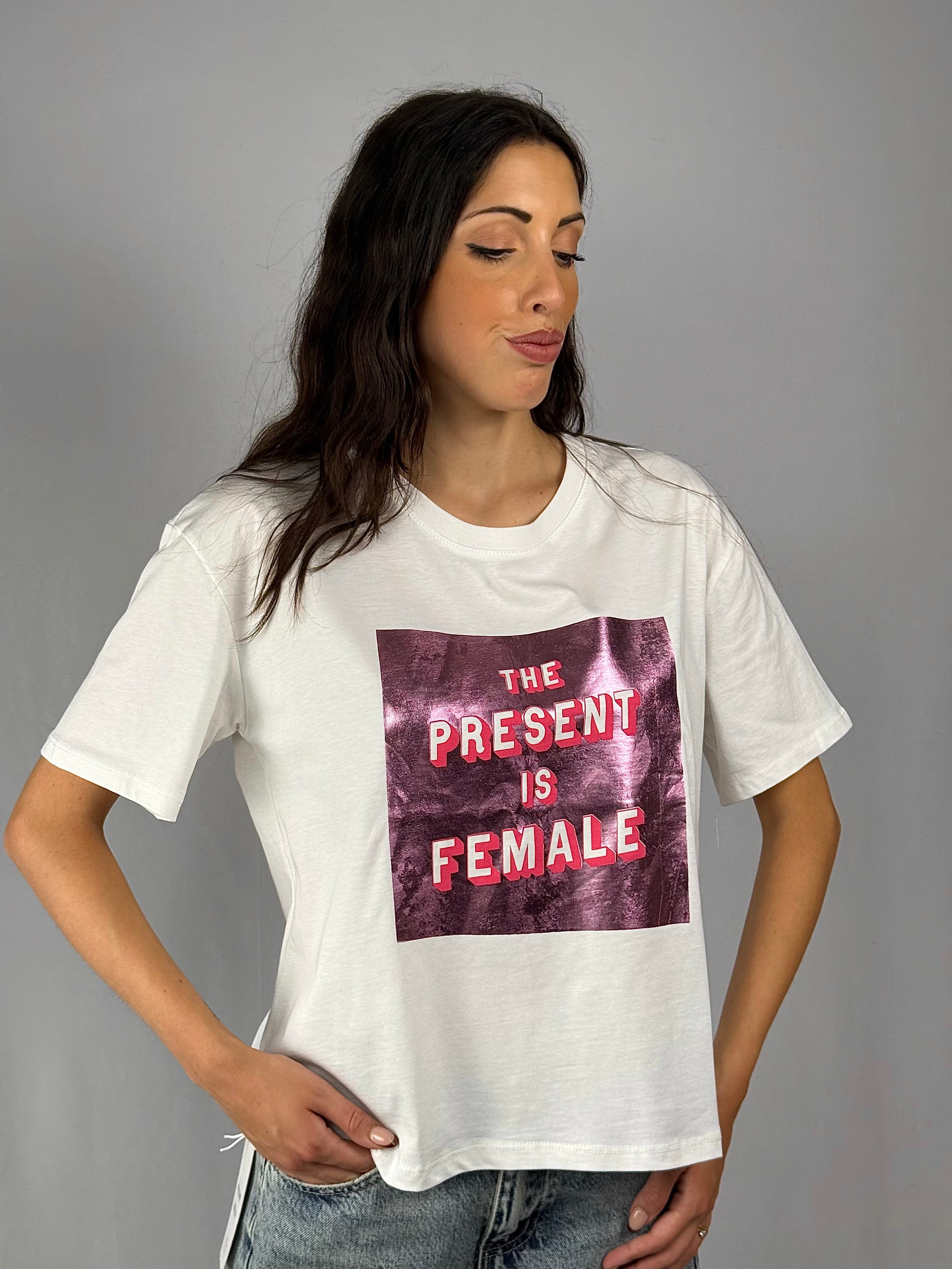 T-shirt “the present is female” Lumina