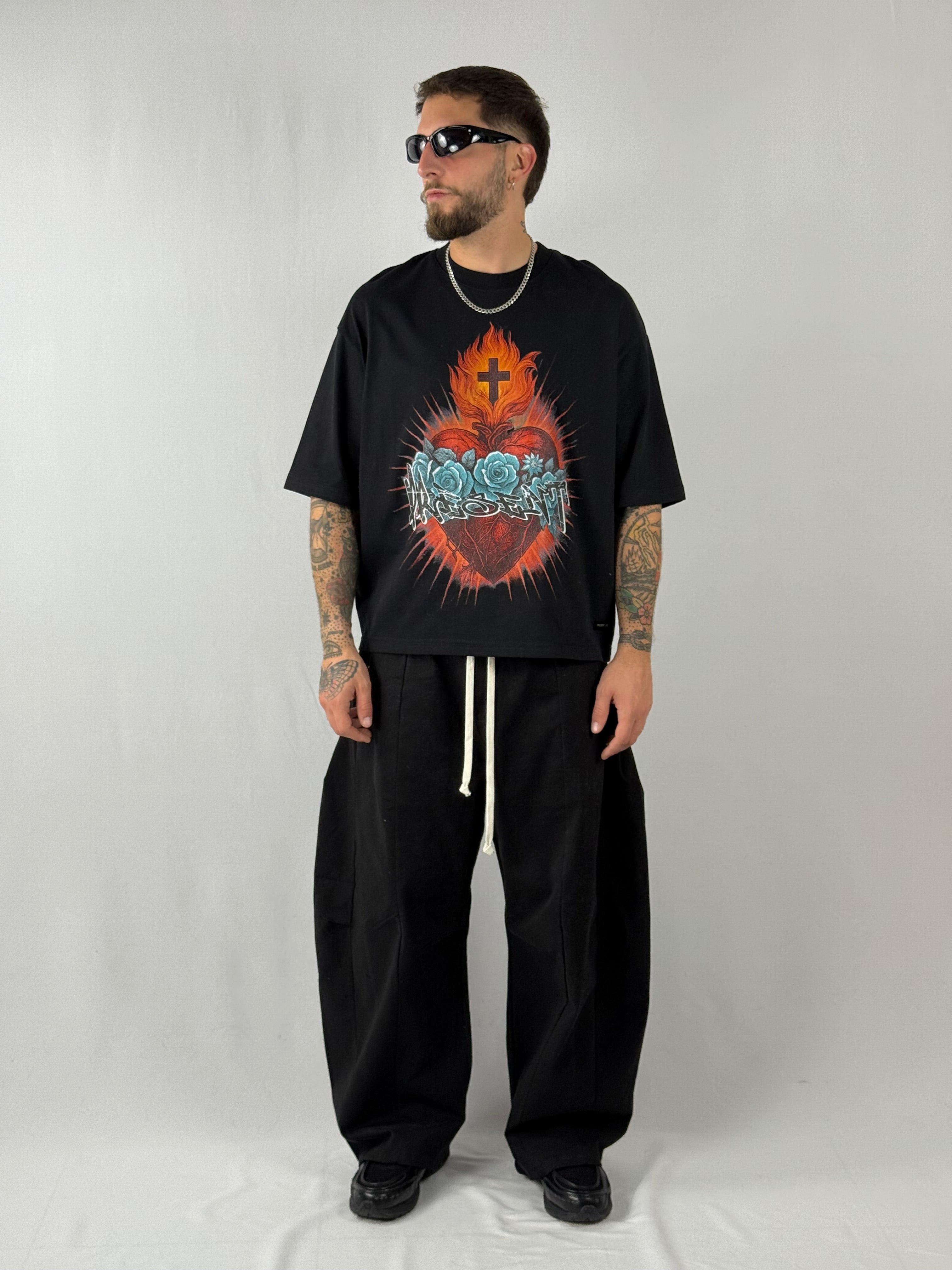 T-shirt crop cuore sacro nera