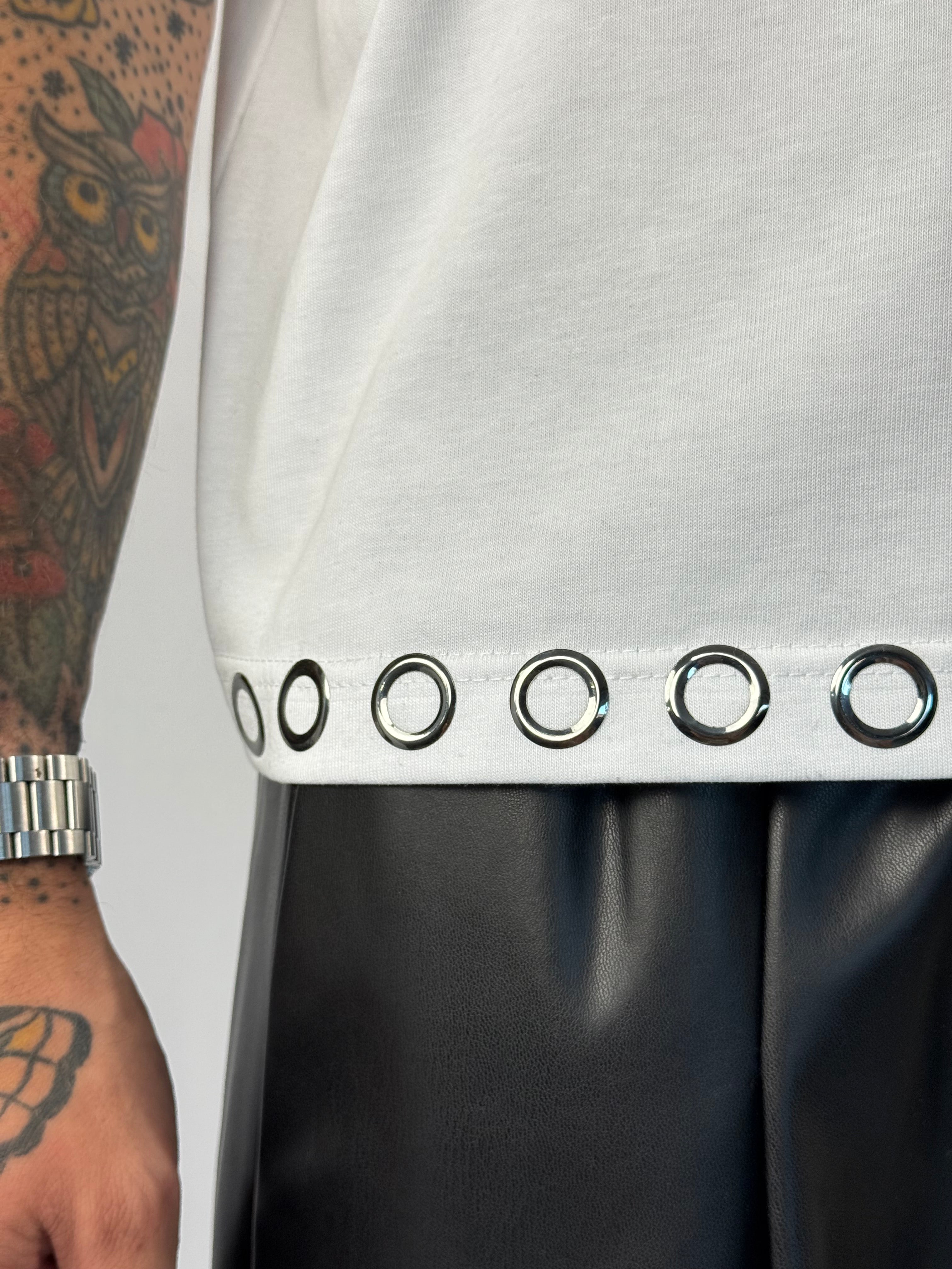 T-shirt crop borchie bianca