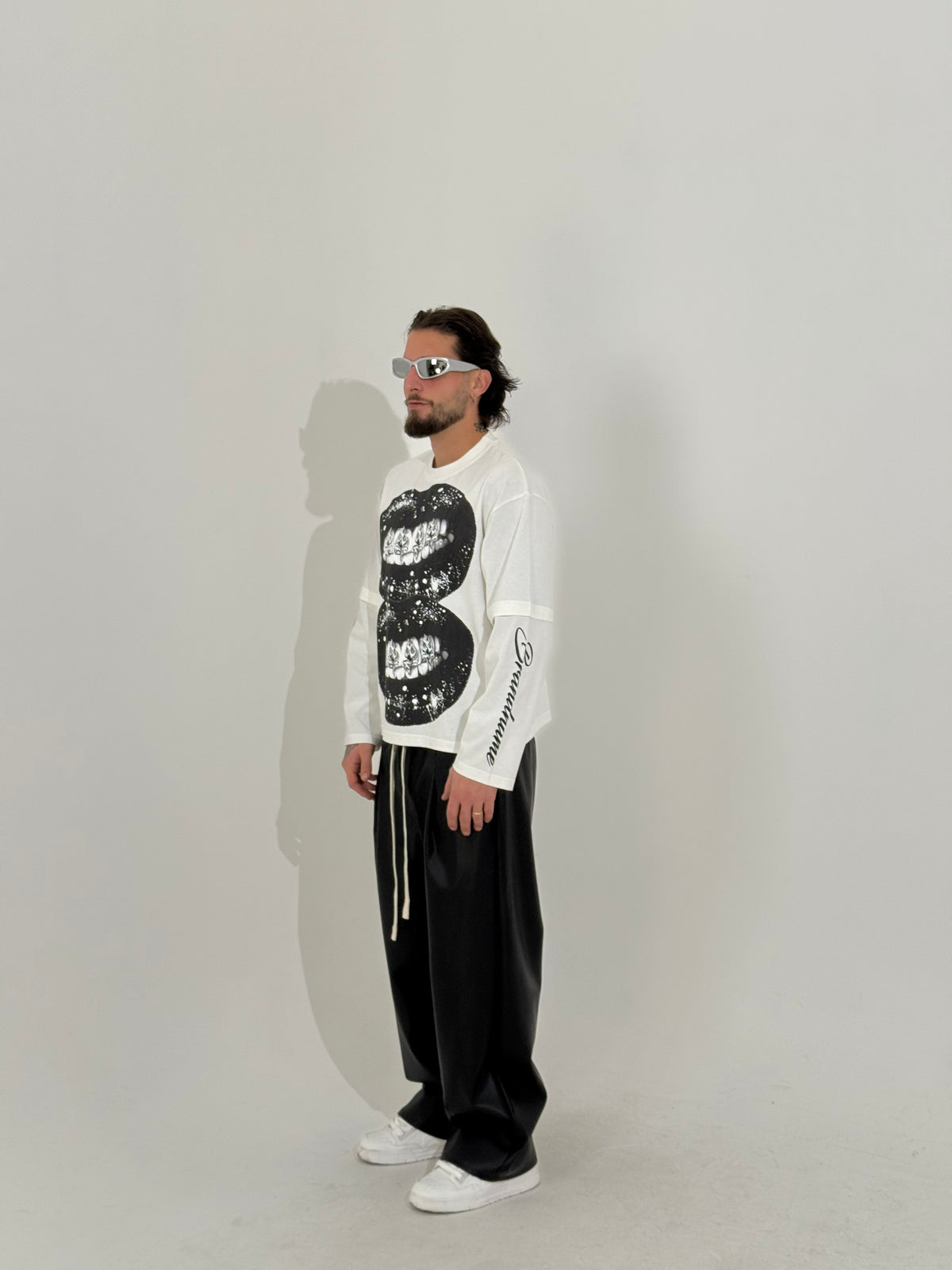 Long sleeve “lips”