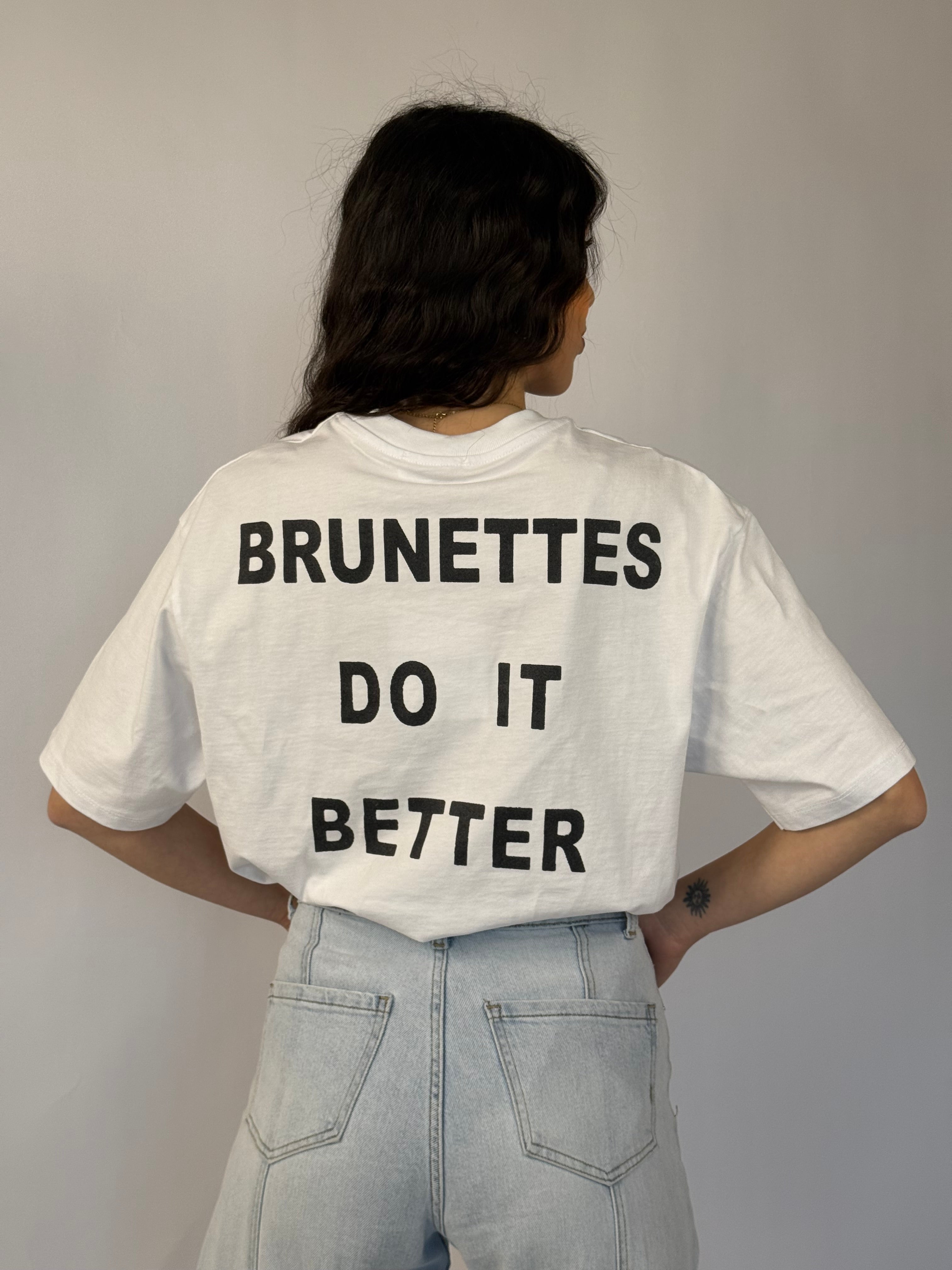 T-shirt “brunettes do it better”