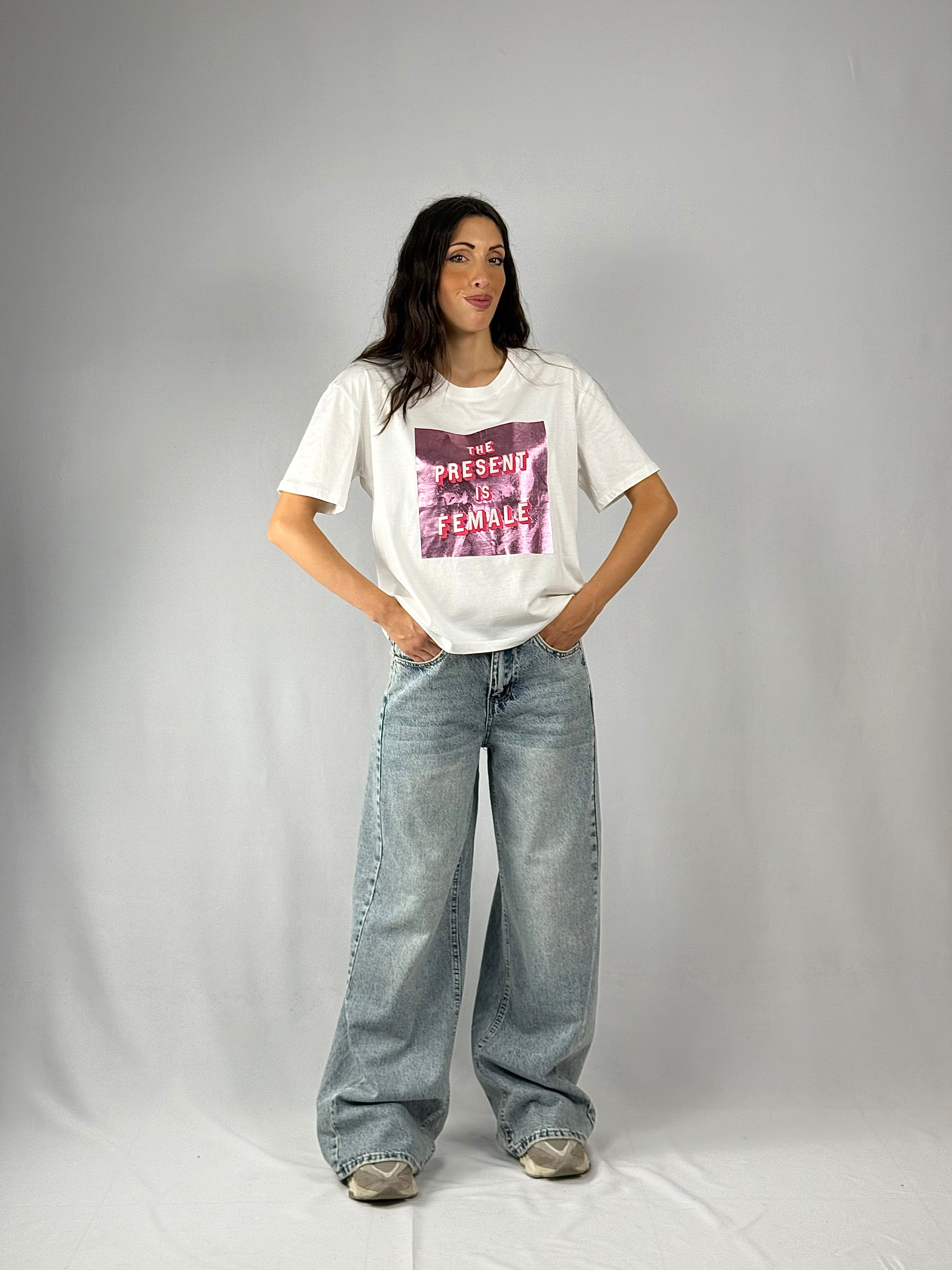 T-shirt “the present is female” Lumina