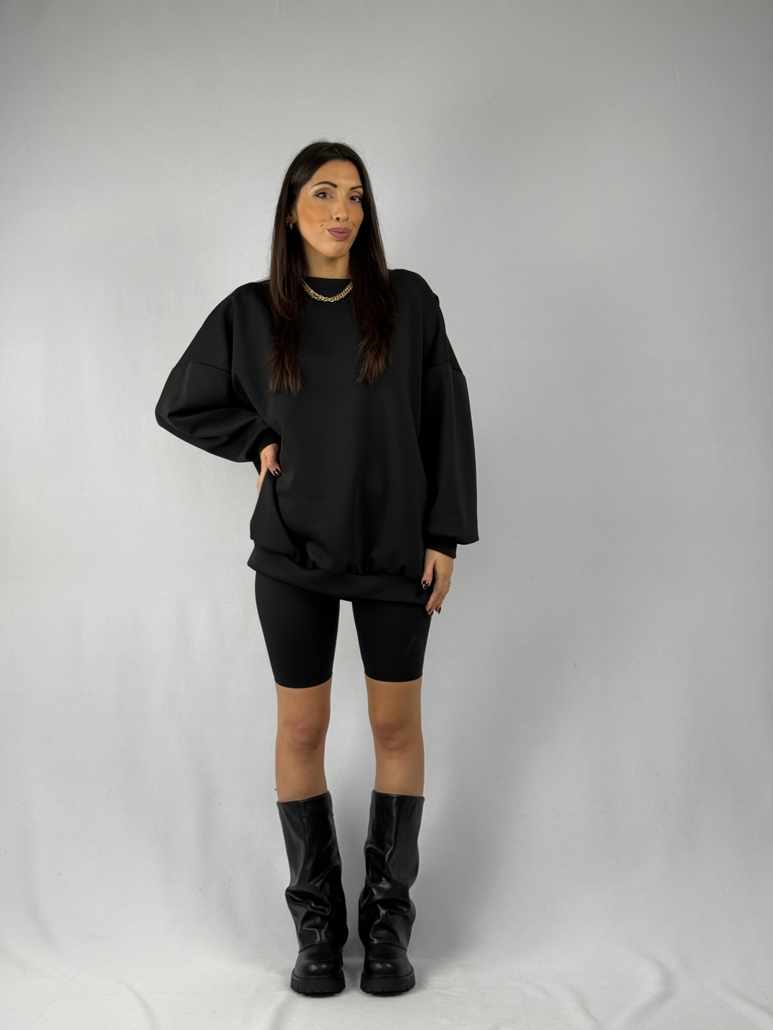 Felpa over nera con dettaglio sul retro