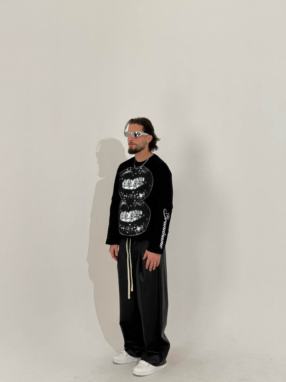 Long sleeve “lips”