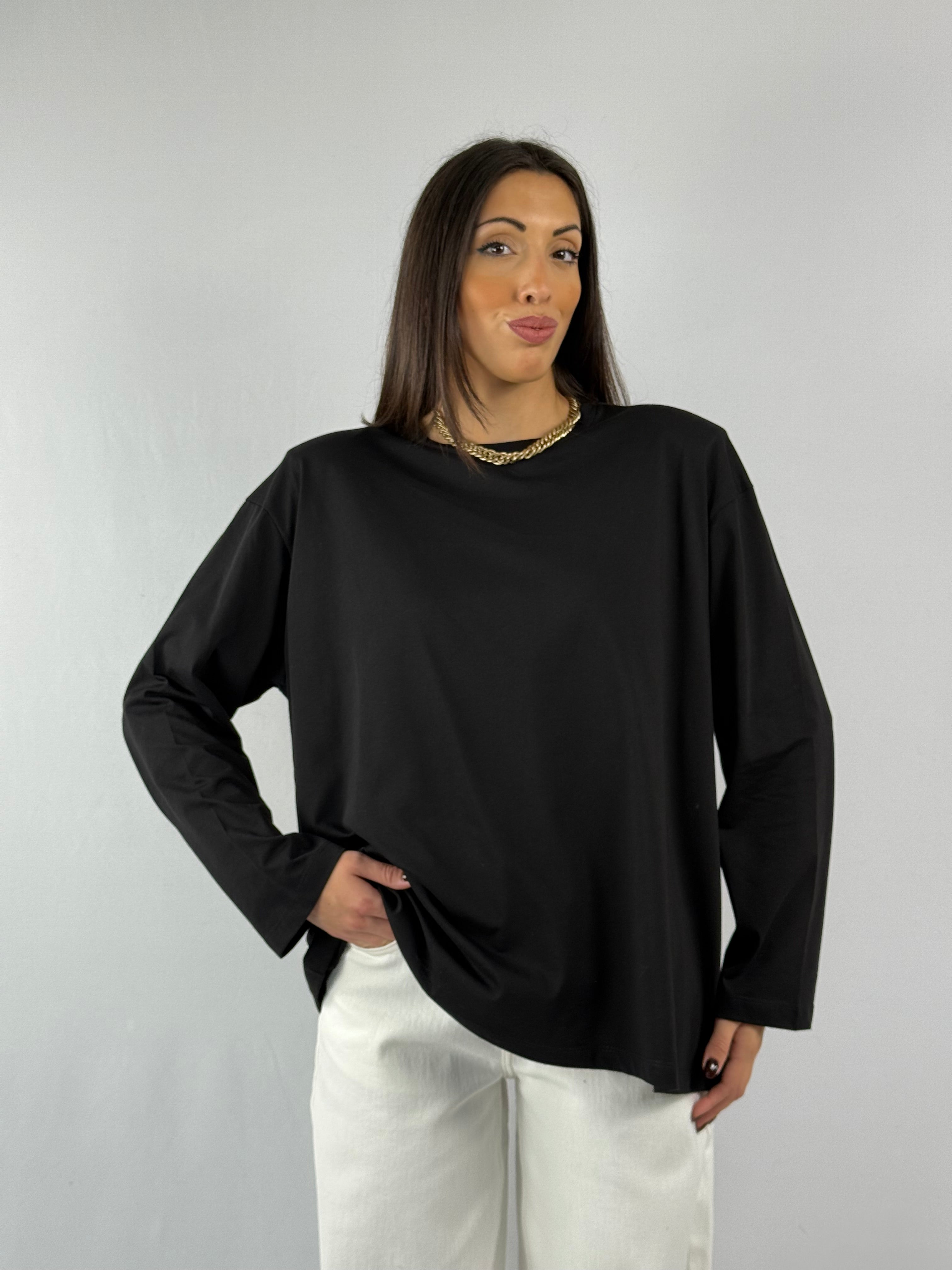 T-shirt over maniche lunghe nera