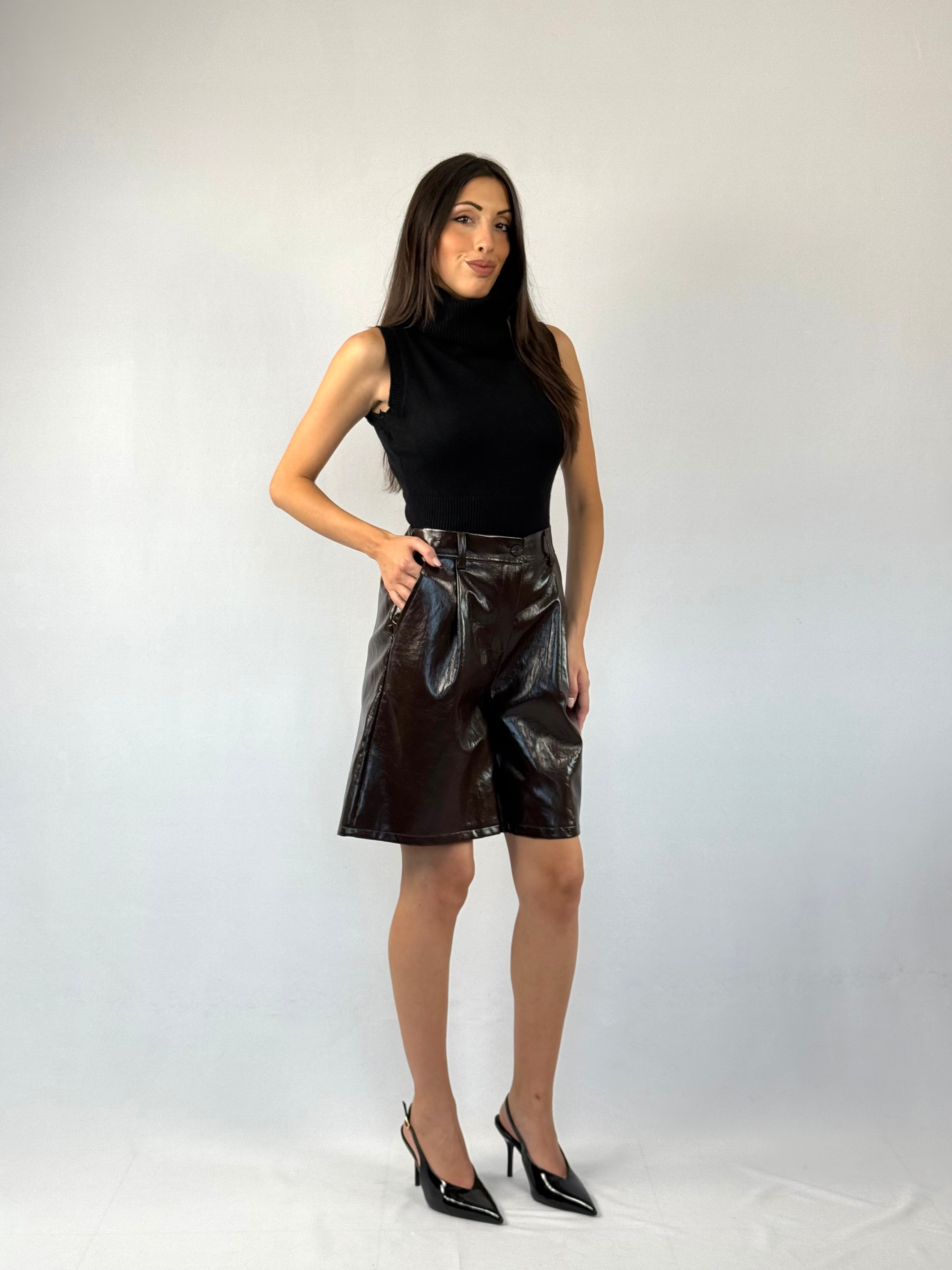 Maglia smanicata collo alto