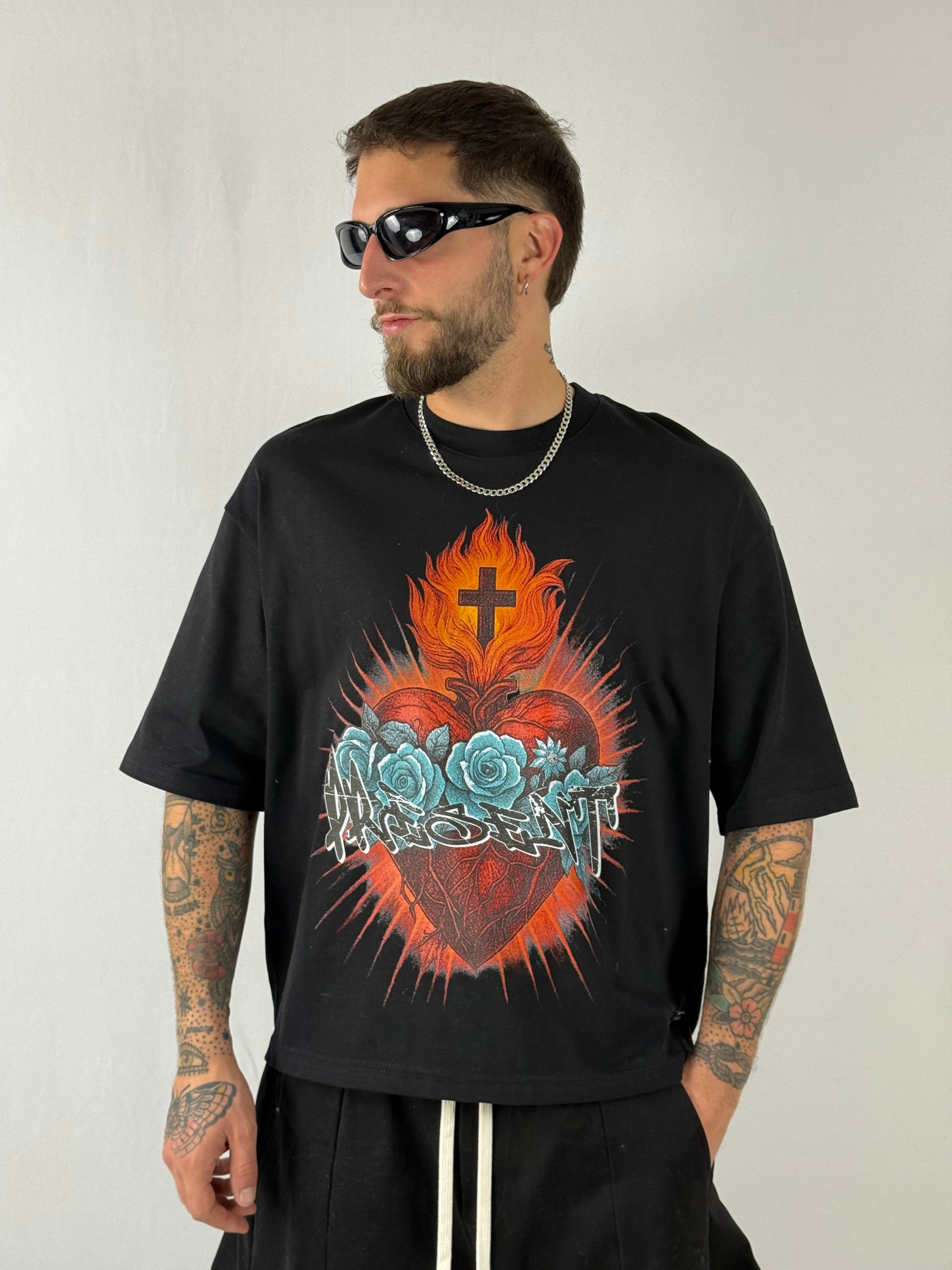 T-shirt crop cuore sacro nera