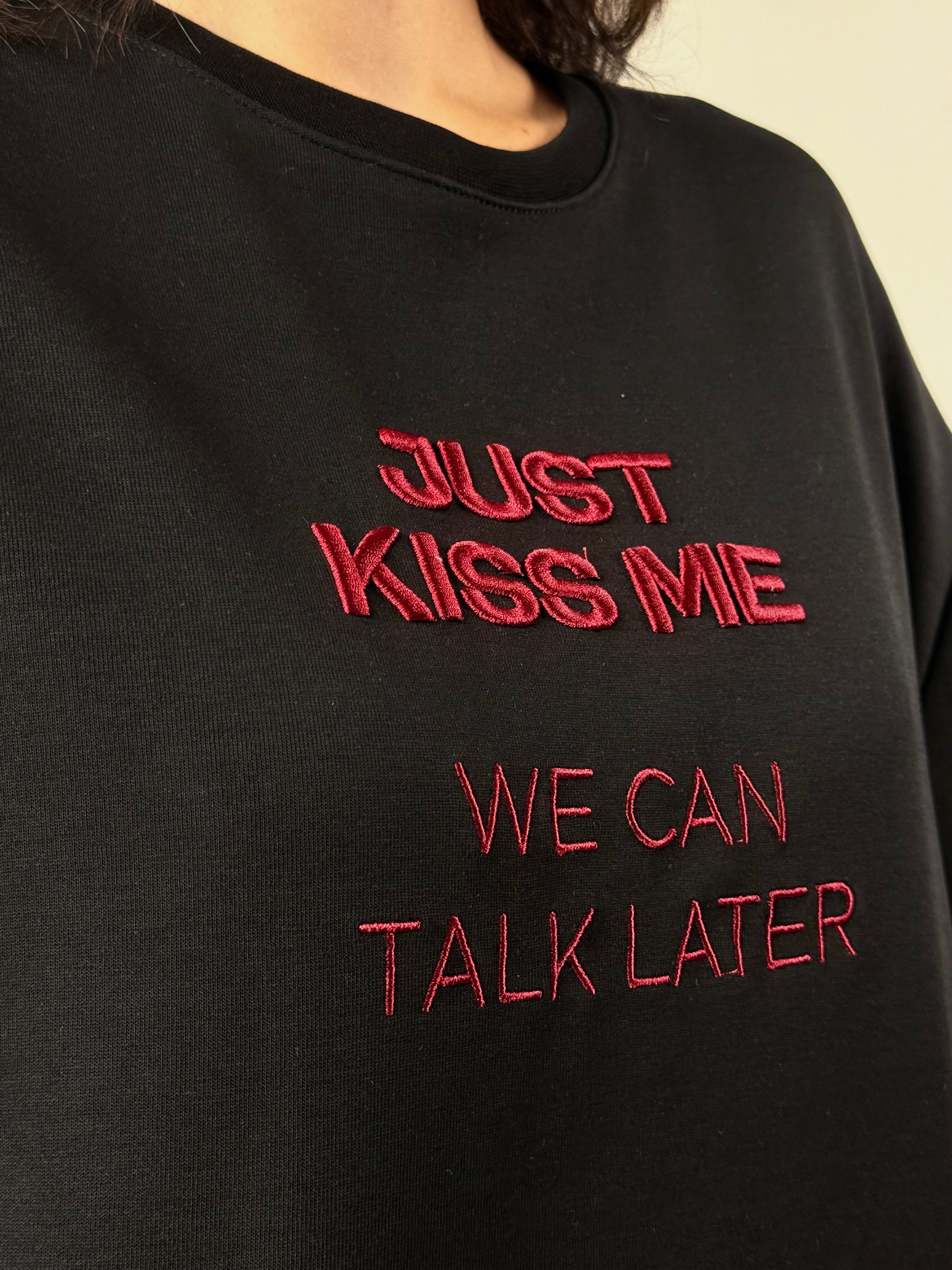 T-shirt “just kiss me” Lumina nera