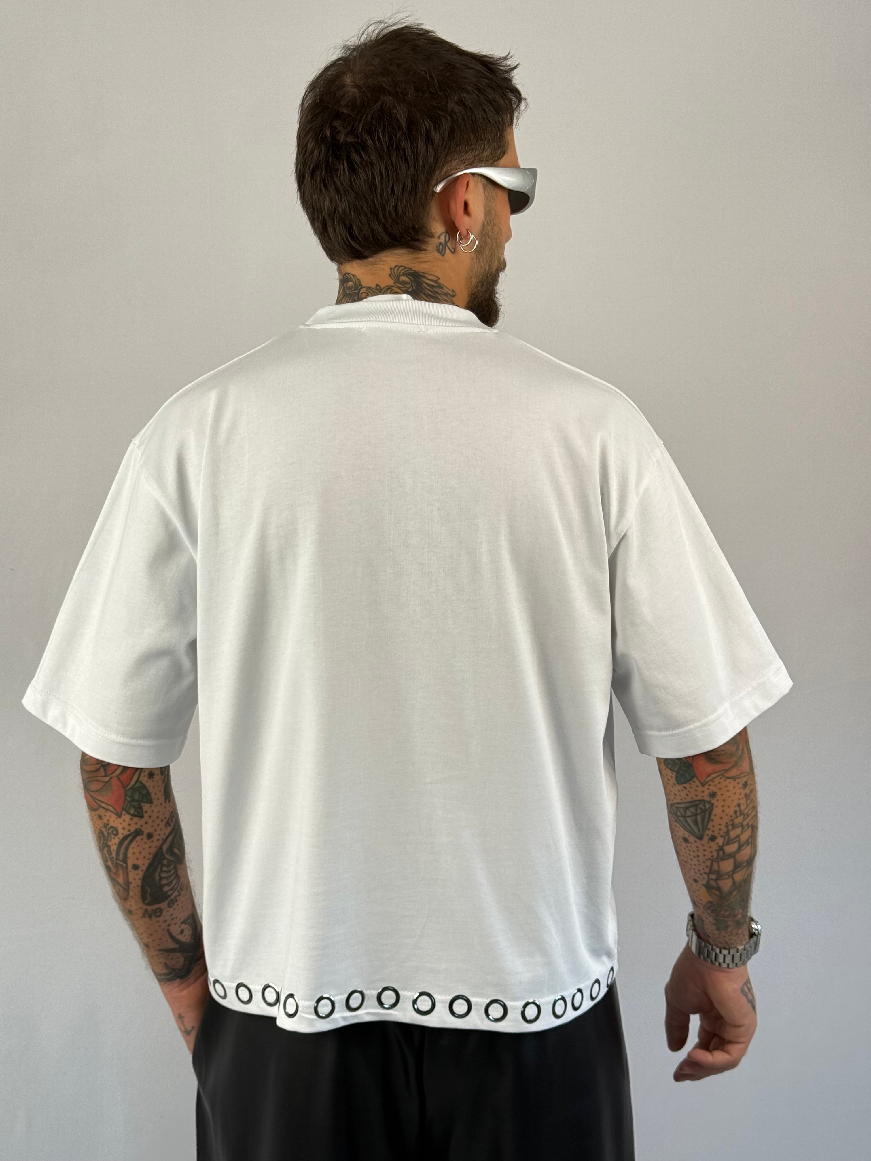T-shirt crop borchie bianca