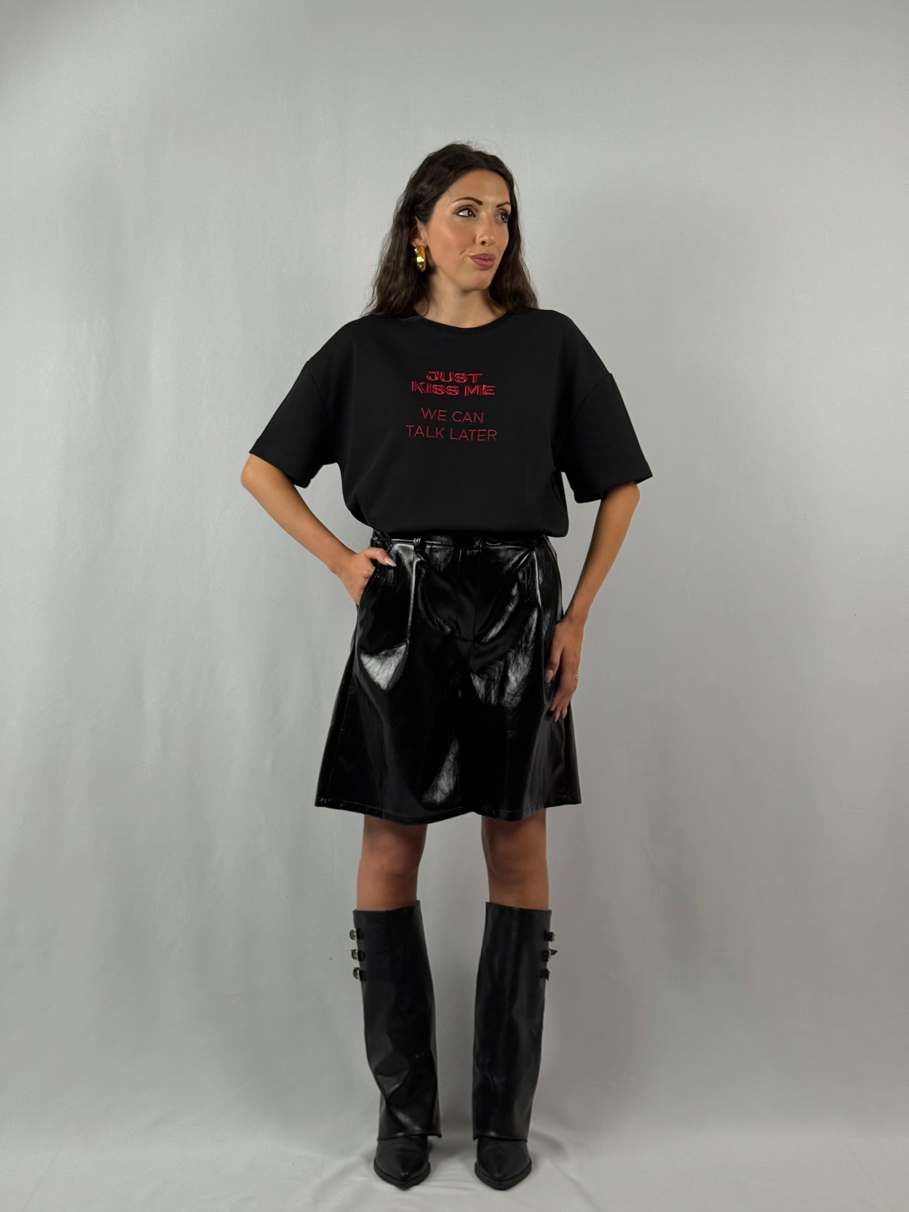 T-shirt “just kiss me” Lumina nera
