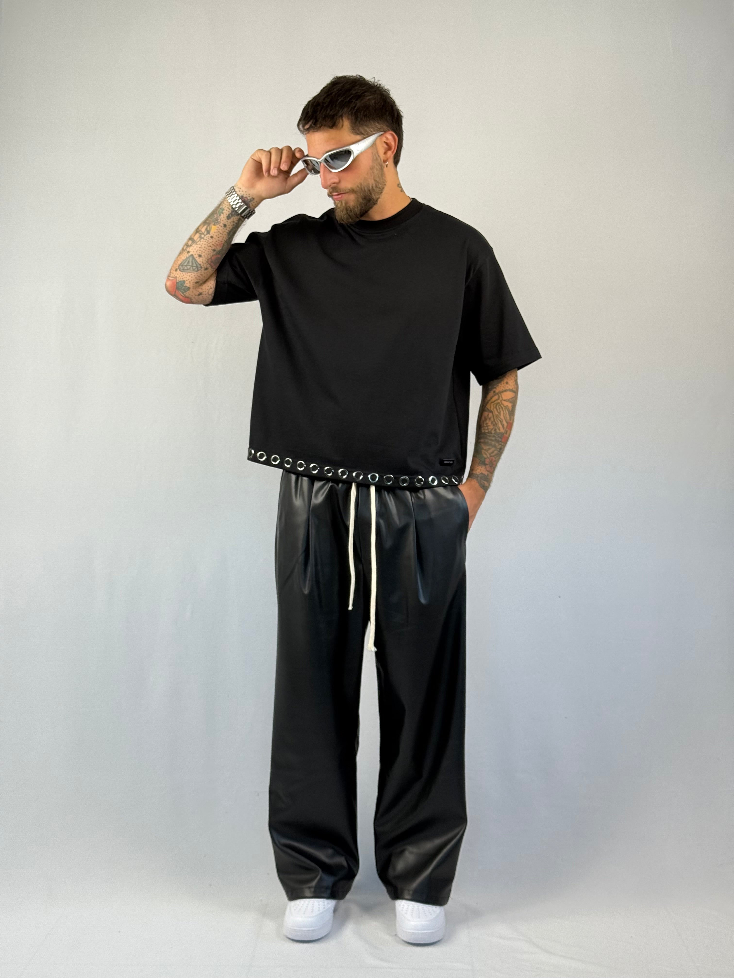 T-shirt crop borchie nera