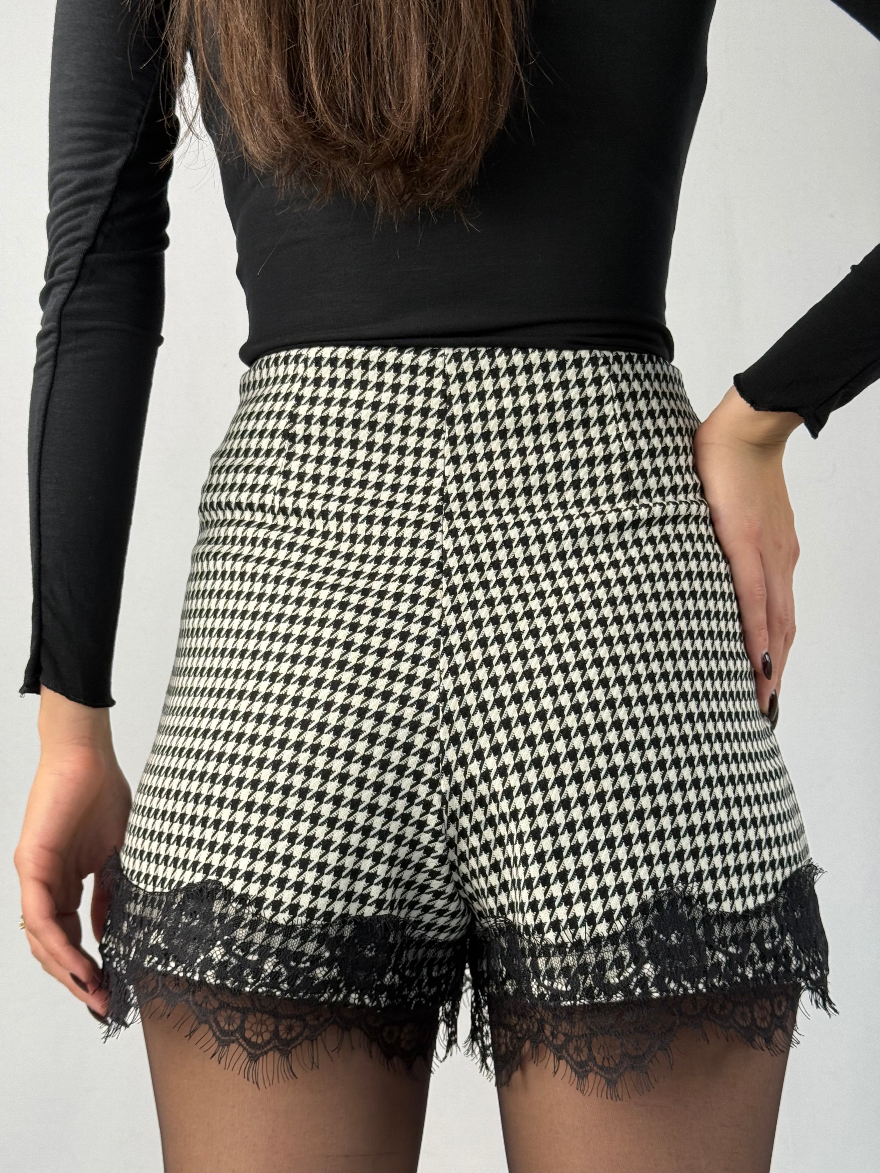 Minigonna-pantaloncino bianca e nera