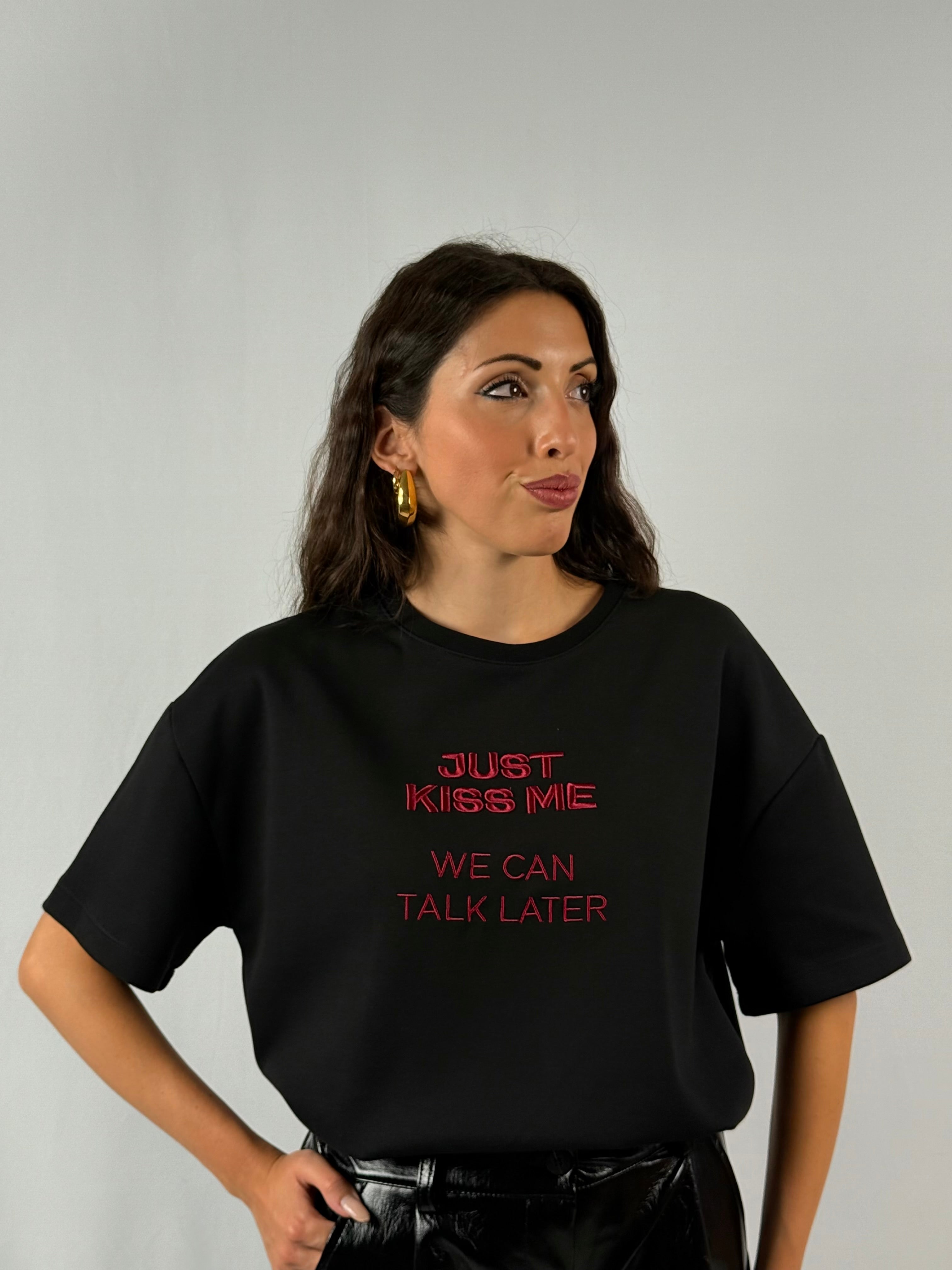 T-shirt “just kiss me” Lumina nera