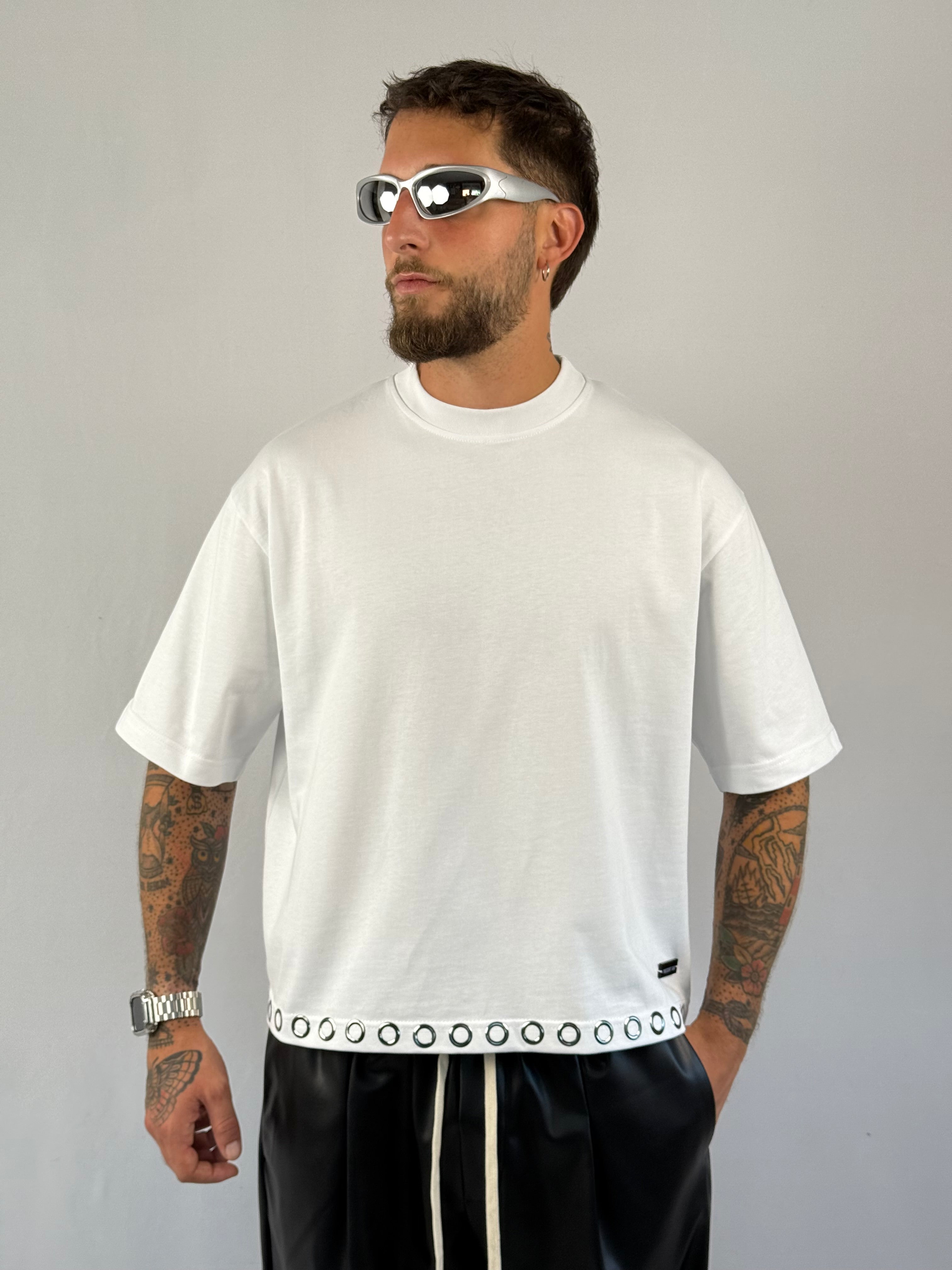 T-shirt crop borchie bianca
