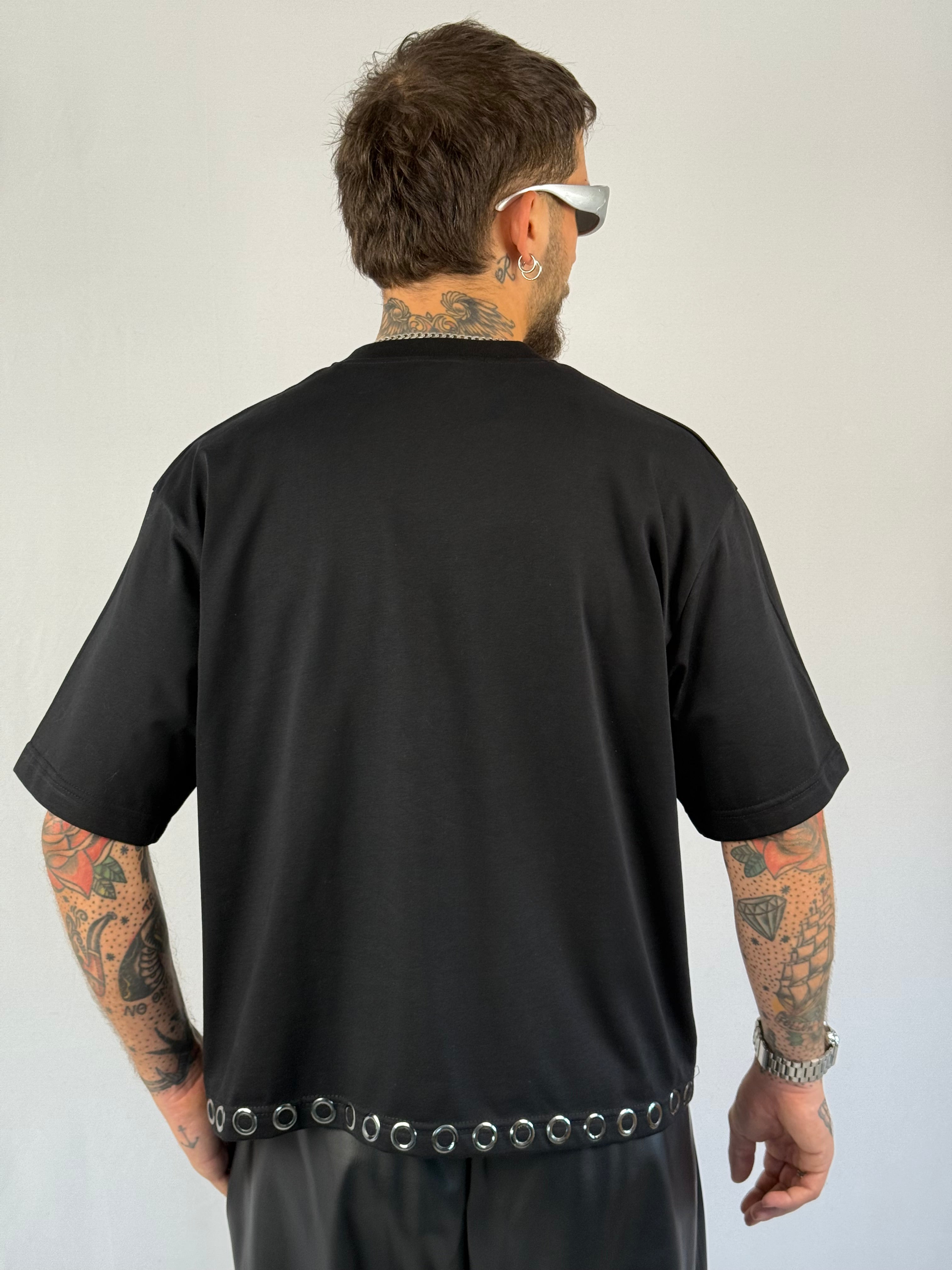 T-shirt crop borchie nera