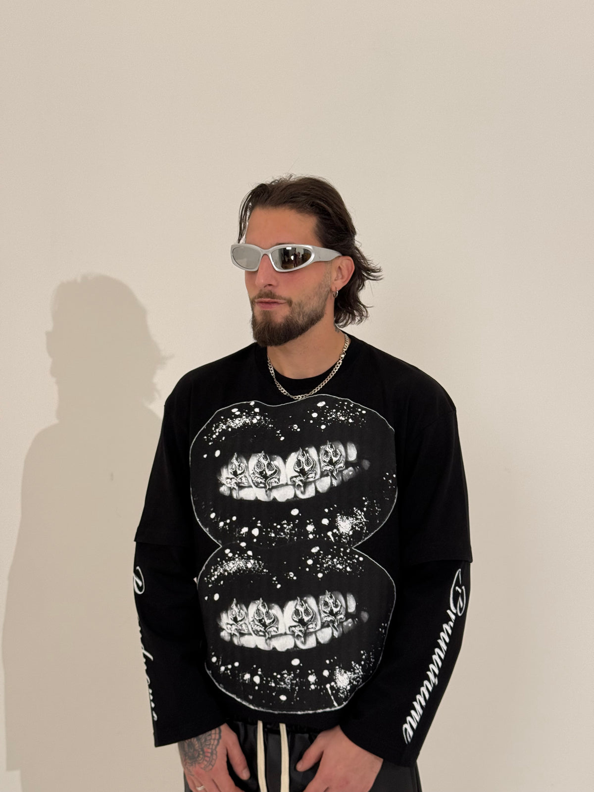 Long sleeve “lips”