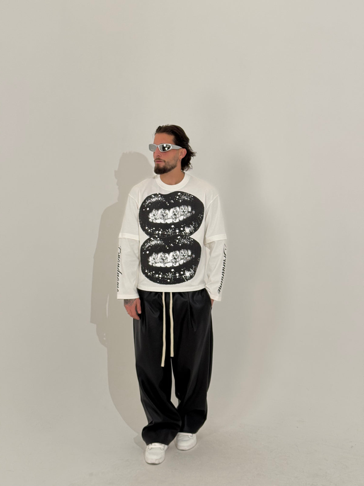 Long sleeve “lips”