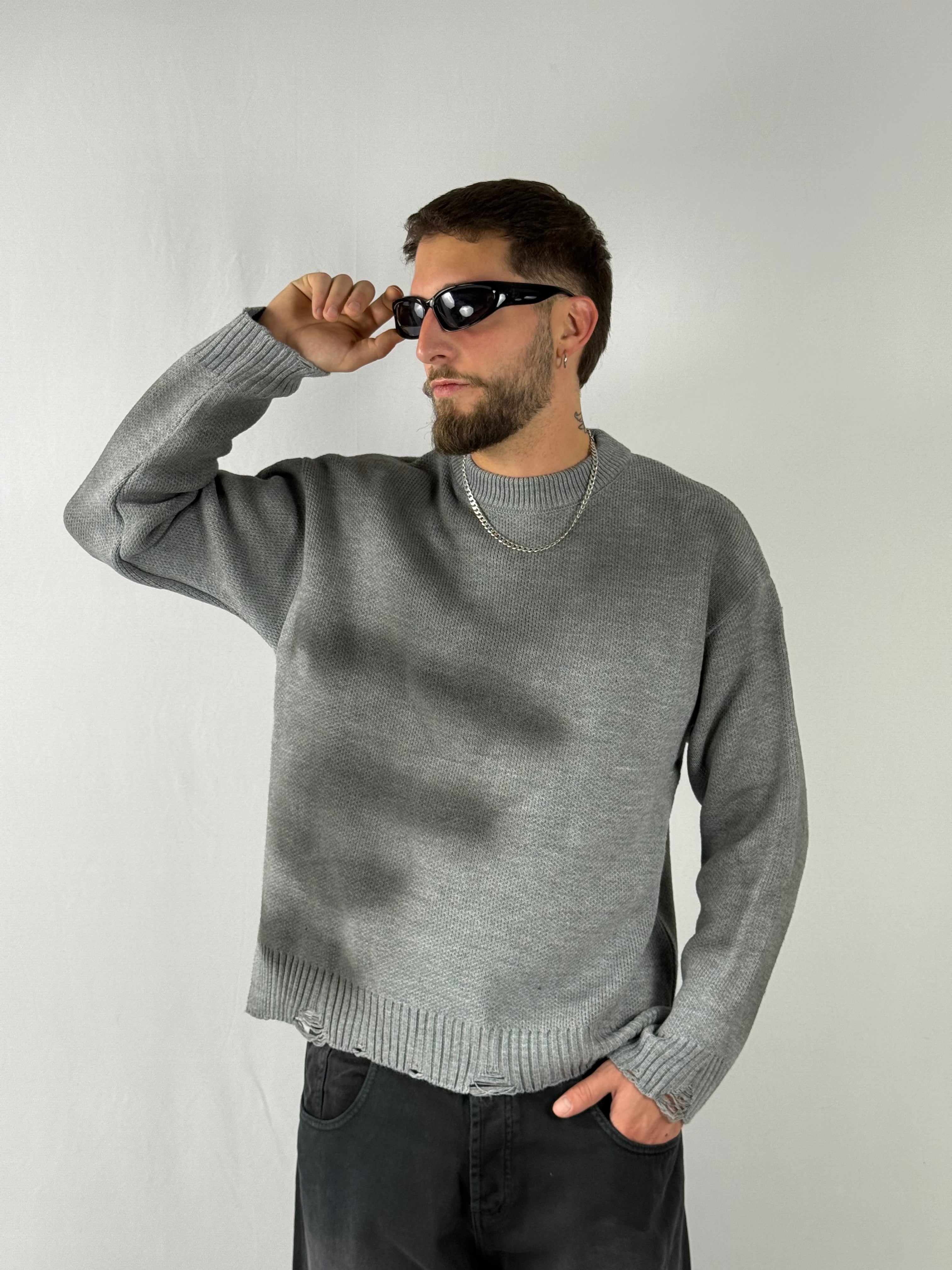 Maglione destroyed grigio