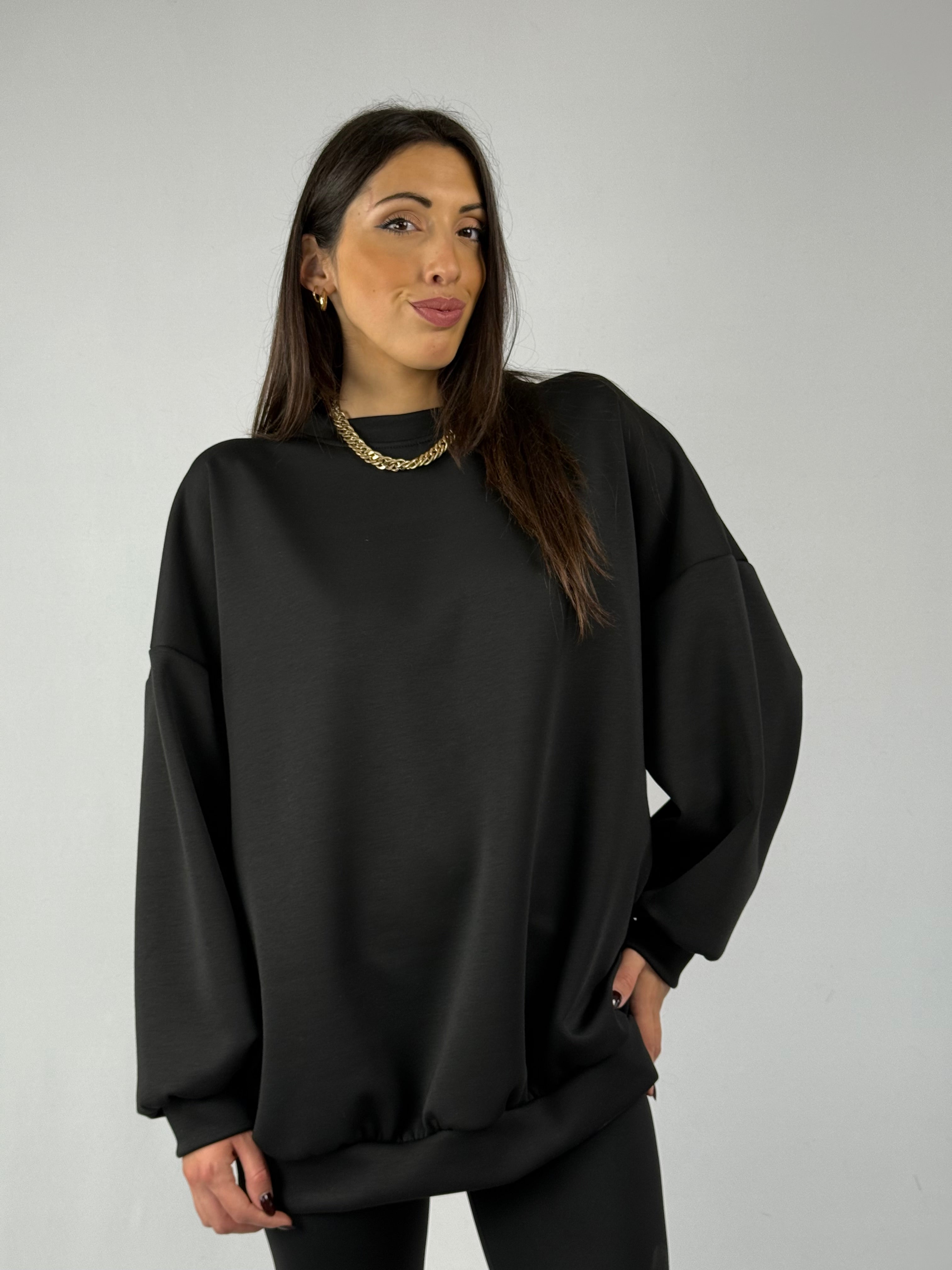 Felpa over nera con dettaglio sul retro