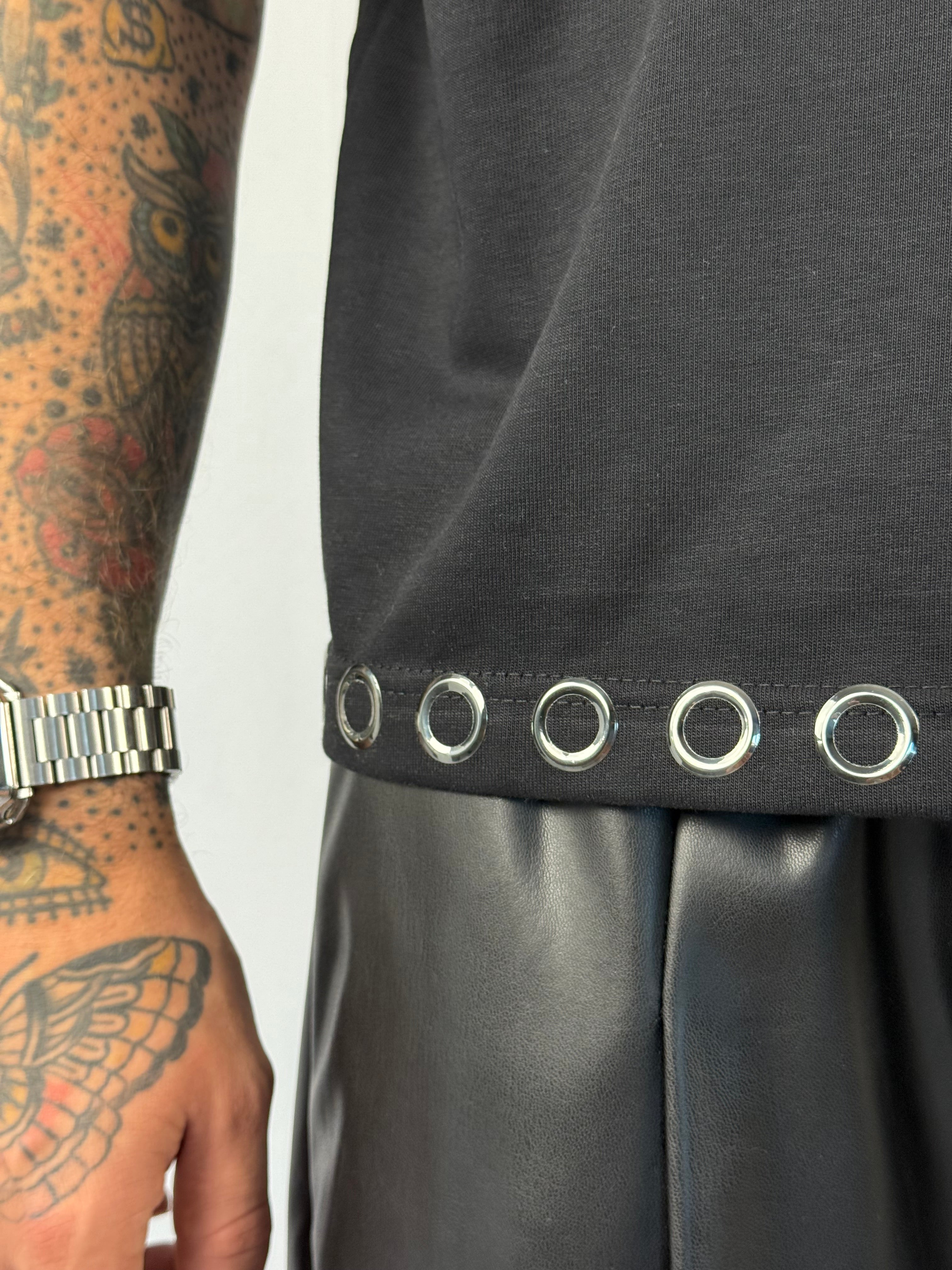 T-shirt crop borchie nera